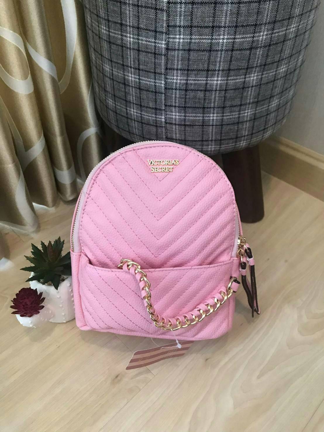 Victoria’s Secret Pebbled V-Quilt Small City Backpack กระเป๋าเป้สไตล์คลาสสิค วัสดุลายหนังแกะเทียม หนังนิ่ม เปิดปิดด้วยซิปคู่ ภายในบุผ้าสกรีนโลโก้ ใส่มินิไอแพค กระเป๋าสตางค์ยาวได้ สายสะพายโซ่ต่อหนังปรับระดับได้ ด้านหน้ามีช่องซิปร้อยหนังเส้นยาวดูมีดีเทล สะพ