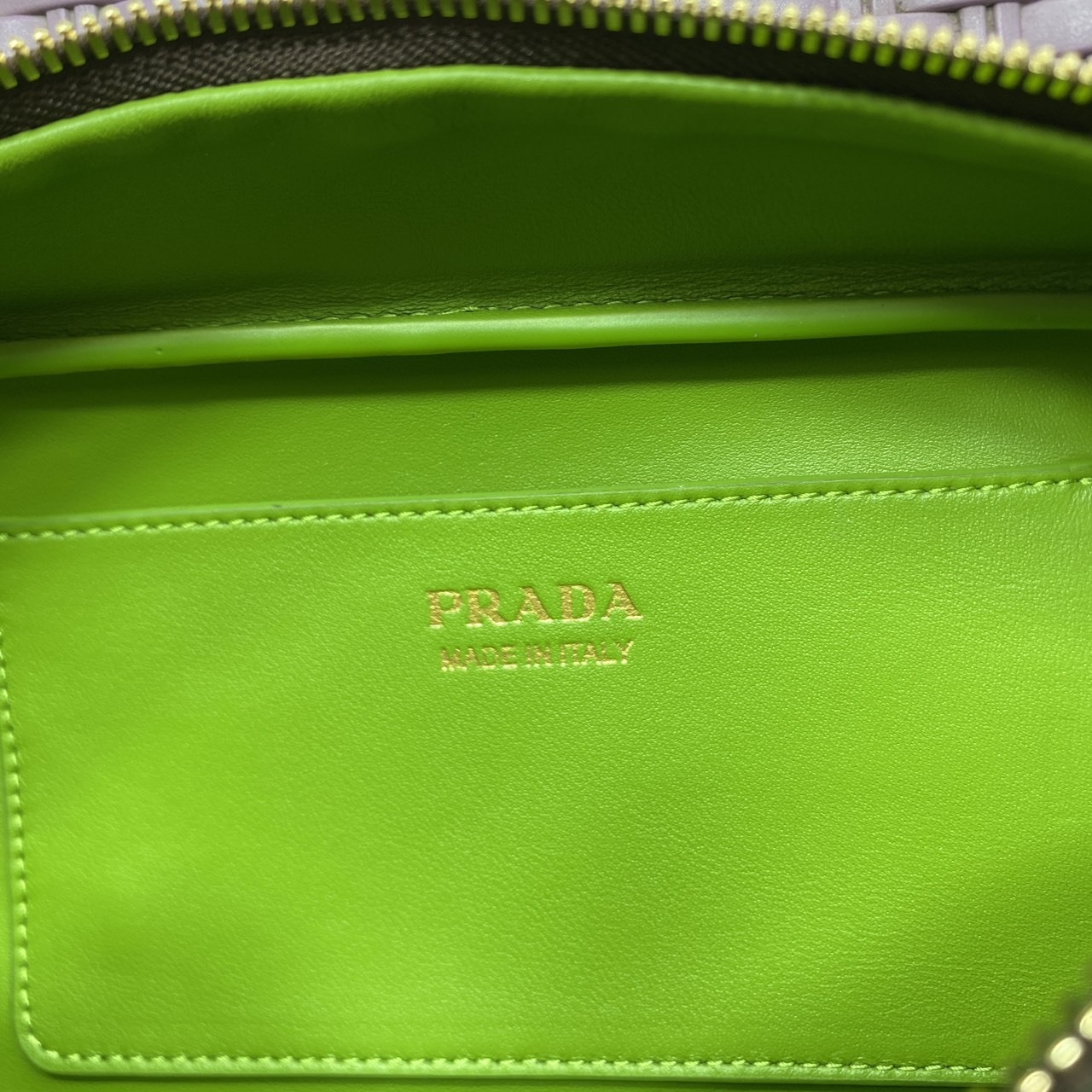 TOP ORI หนังแท้ | Prada Swing smooth leather shoulder bag / Prada Hobo Bag กระเป๋าสะพายสไตน์สปอร์ตเรียบหรูดีไซน์ใหม่เรียบง่าย หนังแท้เรียบสวยสัมผัสนุ่มละมุน โทนสีทูโทนแต่งแต้มสีสันให้โดดเด่น