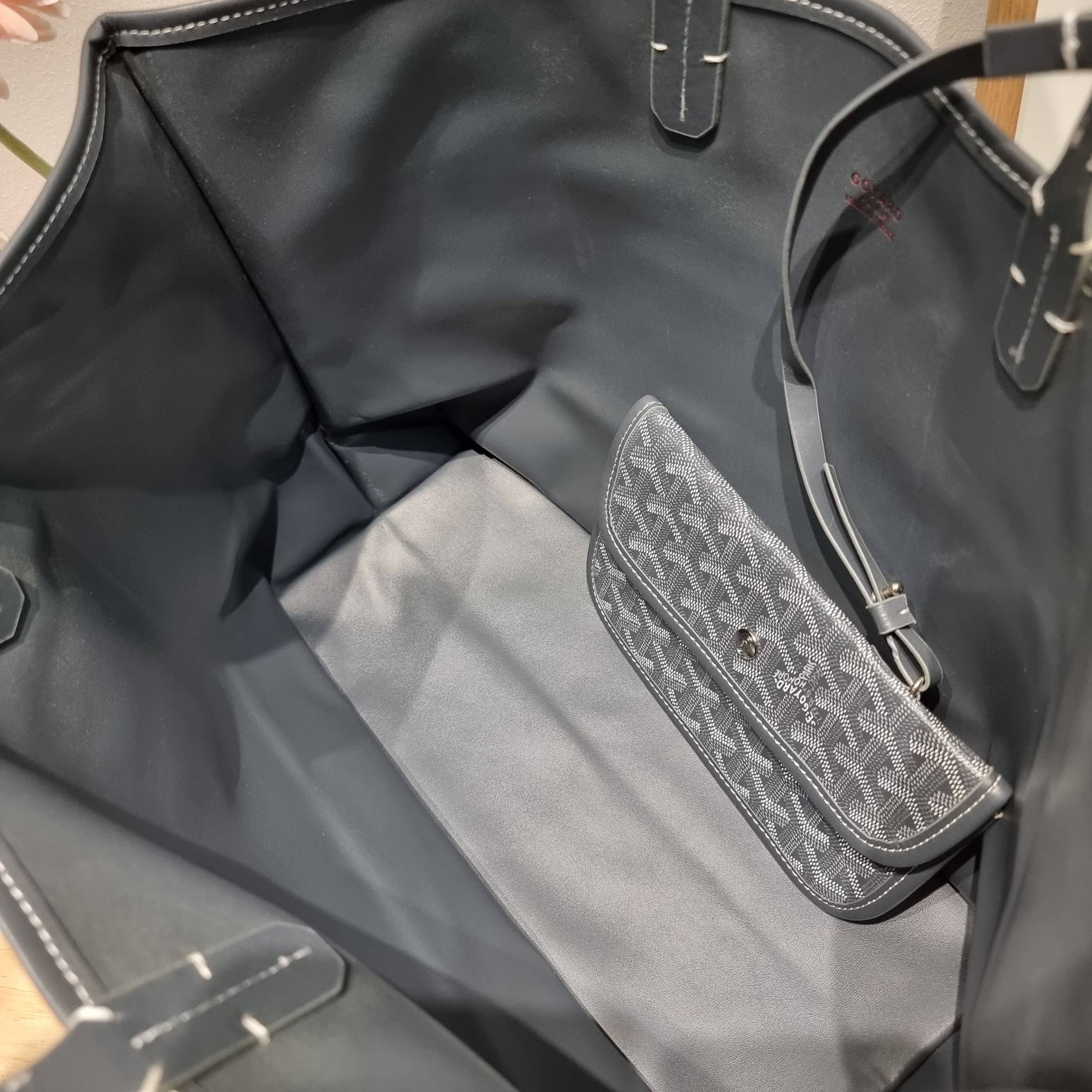 GOYARD ANJOU REVERSIBLE TOTE กระเป๋าสะพายทรงโท้ท ใบใหญ่จุใจ!! กลับด้านใช้ได้ทั้ง 2 ด้าน มาครบสีขายดี เลิศทุกสี รูปทรงคลาสสิค ดีไซน์เป็นเอกลักษณ์ ใช้งานได้หลากหลาย สามารถกลับด้านใช้ได้แบบไม่มีเบื่อ วัสดุหนังแคนวาสพิมพ์ลายสวยคม