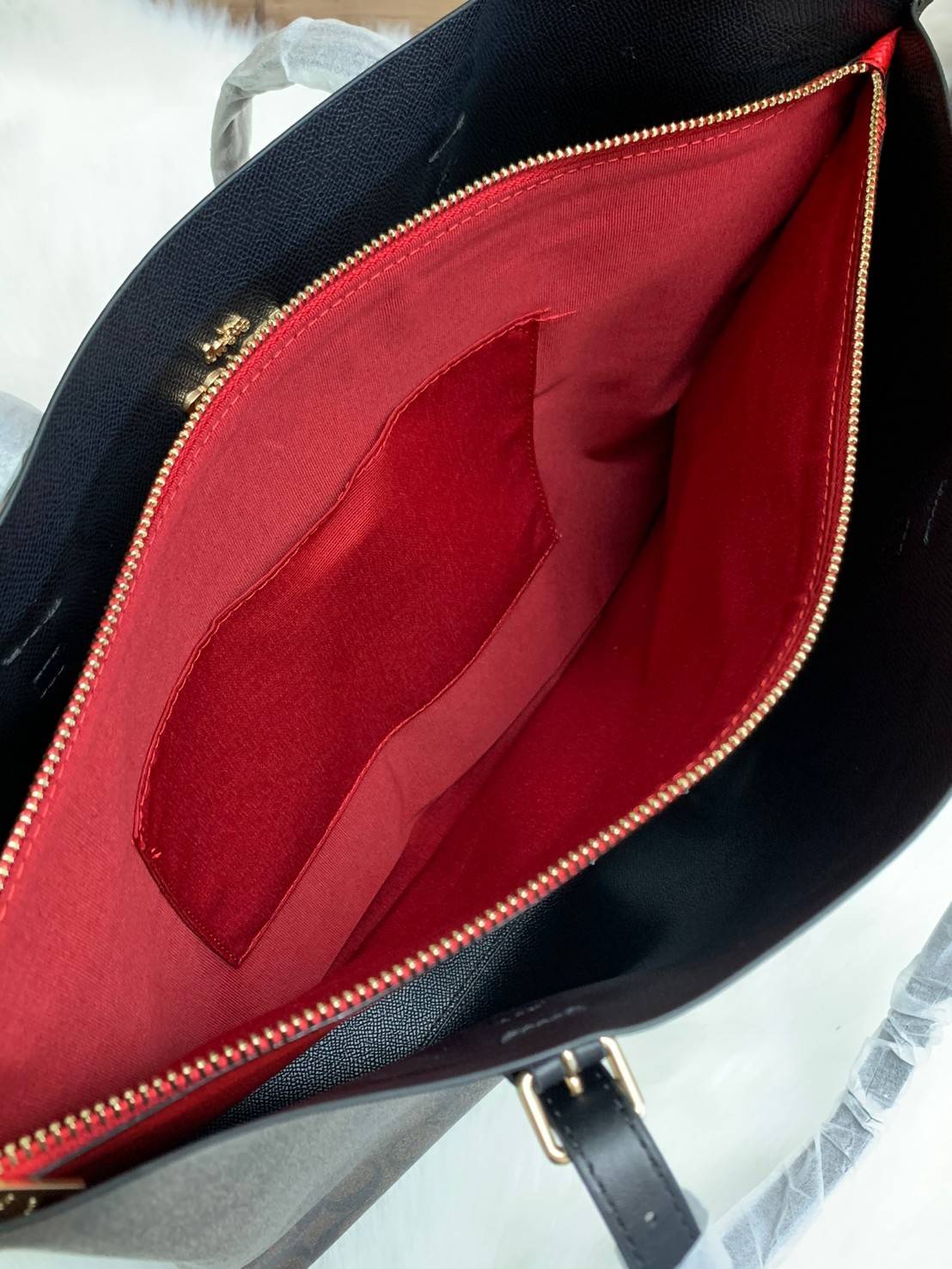 COACH MOLLIE TOTE IN SIGNATURE CANVAS ((1665)) พร้อมส่งอีกครั้ง ห้ามพลาดค่า! กระเป๋าหิ้ว//คล้องไหล่ ใบใหญ่ ทรงTote หนังแท้นิ่มอย่างดีค่ะ ภายในแบ่ง2ช่องใหญ่ สามารถใส่ A4ได้เลย ช่องกว้างมากๆ มีช่องกระเป๋าซิปกลางให้ใส่ของอีกช่องนะคะ