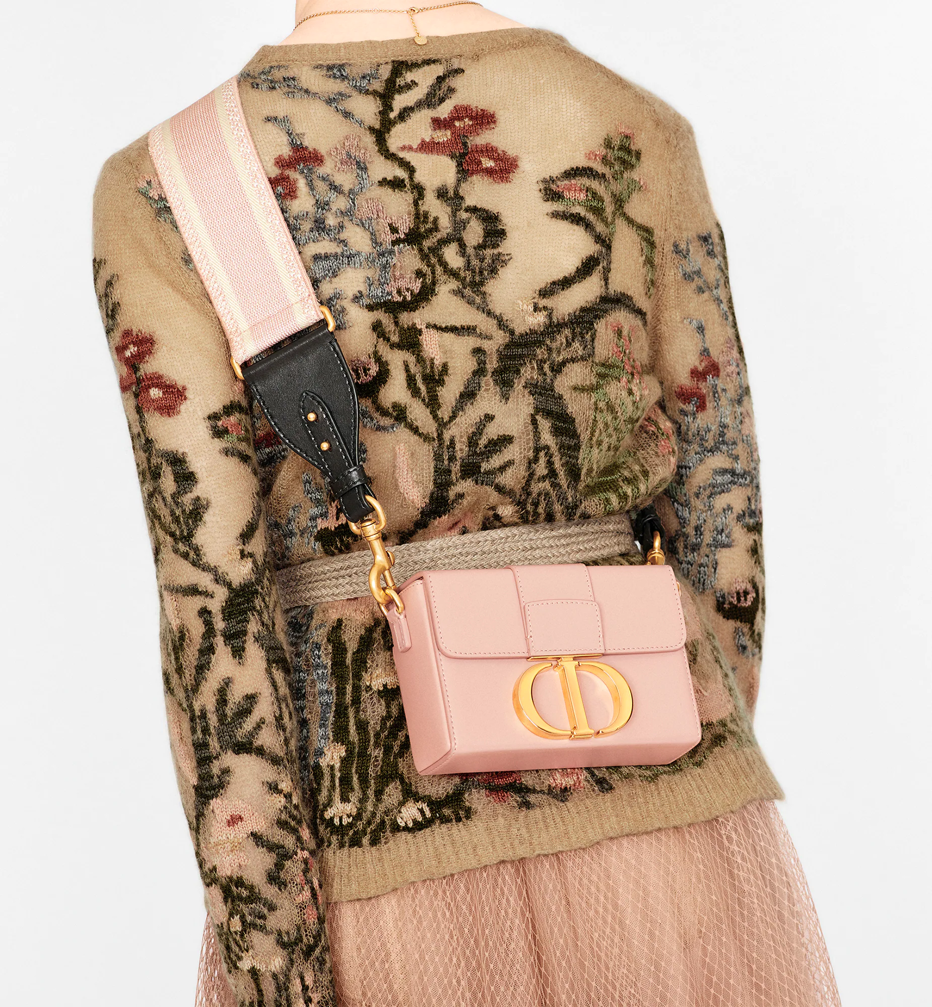 Dior 30 Montaigne Box Bag 7" / DIOR MINI BAG กระเป๋าสะพายดิออร์ เอกลักษณ์ของความหรู ไซส์มินิทรงสี่เหลี่ยมหนังเรียบสวยหรูอยู่ทรงเปิดปิดด้วยฝาปิดโลโก้แบรนด์อะไหล่ทอง ภายในโล่งมีโลโก้สามารถใส่มือถือของใช้จุกจิกได้ สายสะพายหนังยาวถอดได้ปรับระดับได้ สามาร