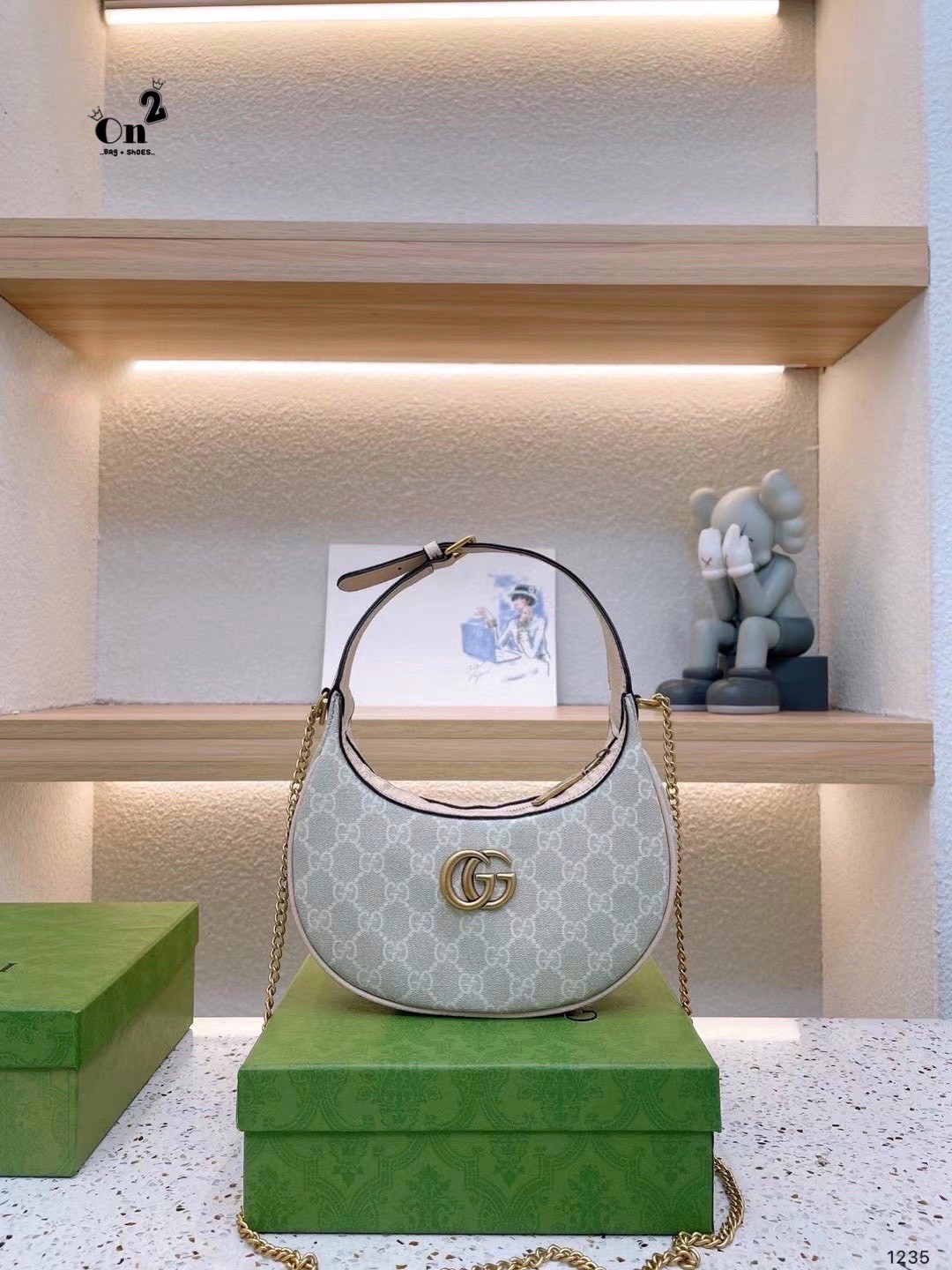 Gucci GG Marmont half-moon-shaped mini bag กระเป๋าคล้องไหล่ ความตัวแม่สายแฟชั่น ต้องกระเป๋าทรงจันทร์เสี้ยวแบบสับค่ะ! ความโค้งมนใช้งานง่าย เอามาสะพายก็คือชนะเลิศไปเลย ภาพถ่ายจากงานขายจริง ใช้งานต่างประเทศได้