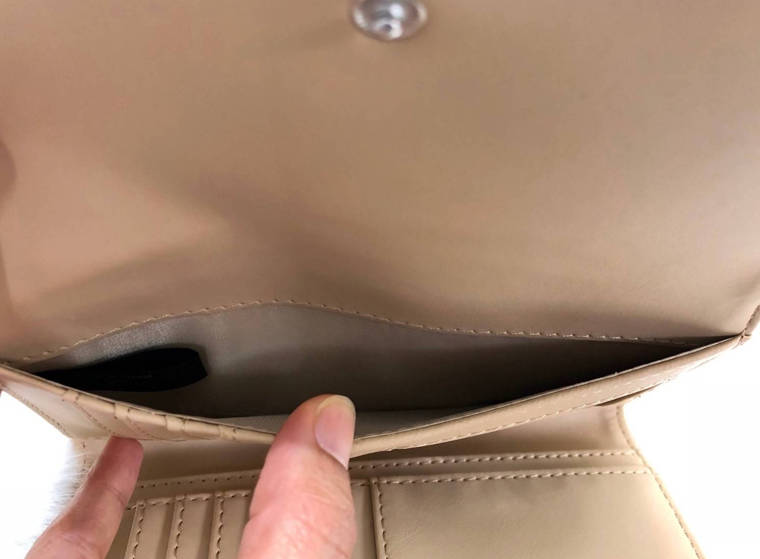 GUESS FACTORY WOMEN'S WALLET กระเป๋าสตางค์ใบยาว3พับดีไซน์สวยรุ่นใหม่ล่าสุดวัสดุหนังนิ่มขึ้นลายริ้วด้านหน้าประดับโลโก้แบรนด์สวย เปิดปิดด้วยฝาปิด ภายในมีทั้งช่องใส่รูป ช่องใส่ธนบัตร แบงก์พัน และช่องใส่บัตรหลายช่องแยกเป็นสัดส่วน ภาพถ่ายจากสินค้าจริงสวยน