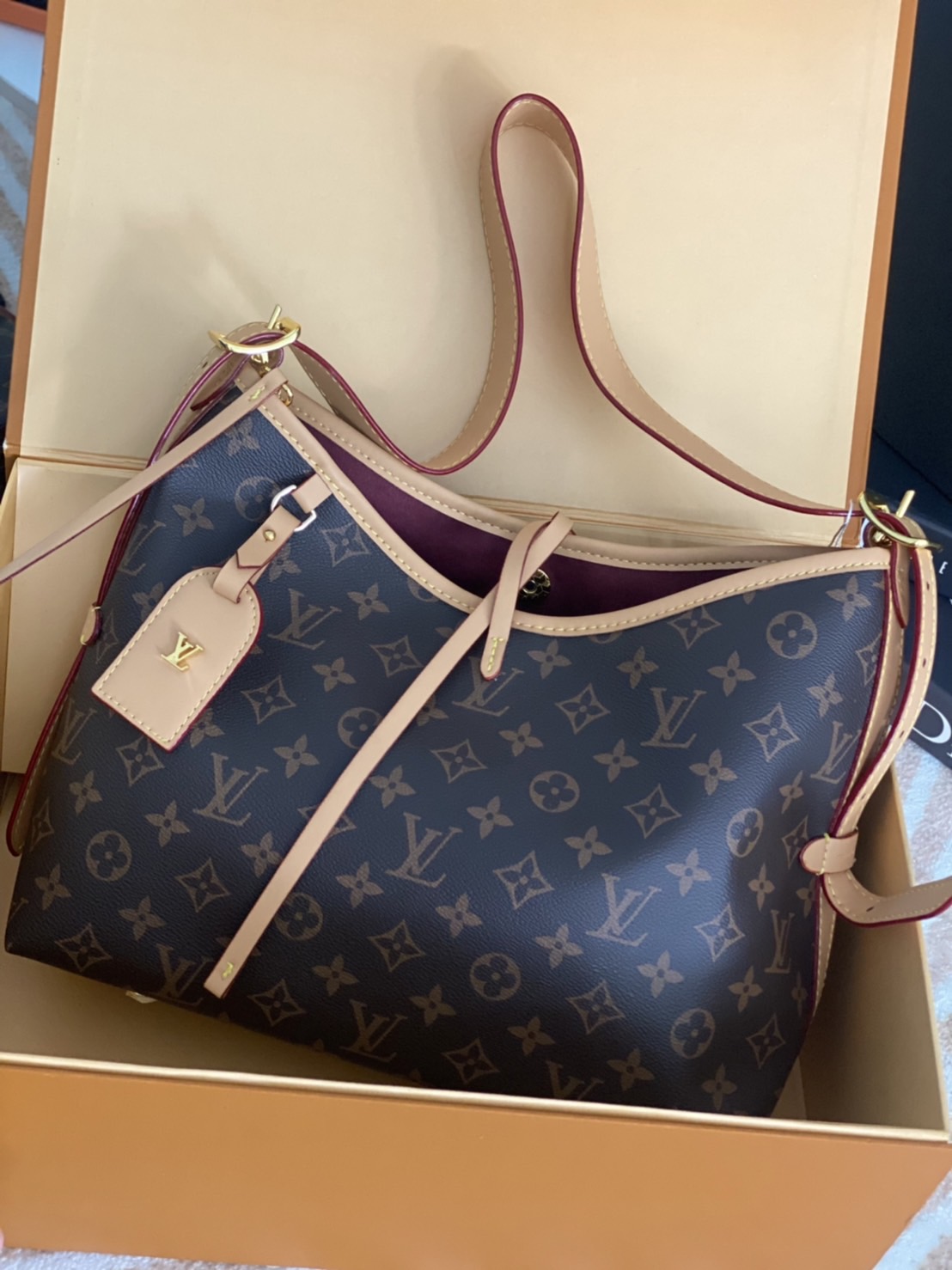 LV CarryAll PM Monogram / LV HOBO BAG / LV Tote Shopping Bag เกรดออริจินอล พร้อมส่งที่ไทย กระเป๋าถือแคนวาสแต่งขอบหนัง ผสานเสน่ห์สวยงามเข้ากับดีไซน์ที่ง่ายต่อการใช้งาน พกพาไปได้ทุกที่