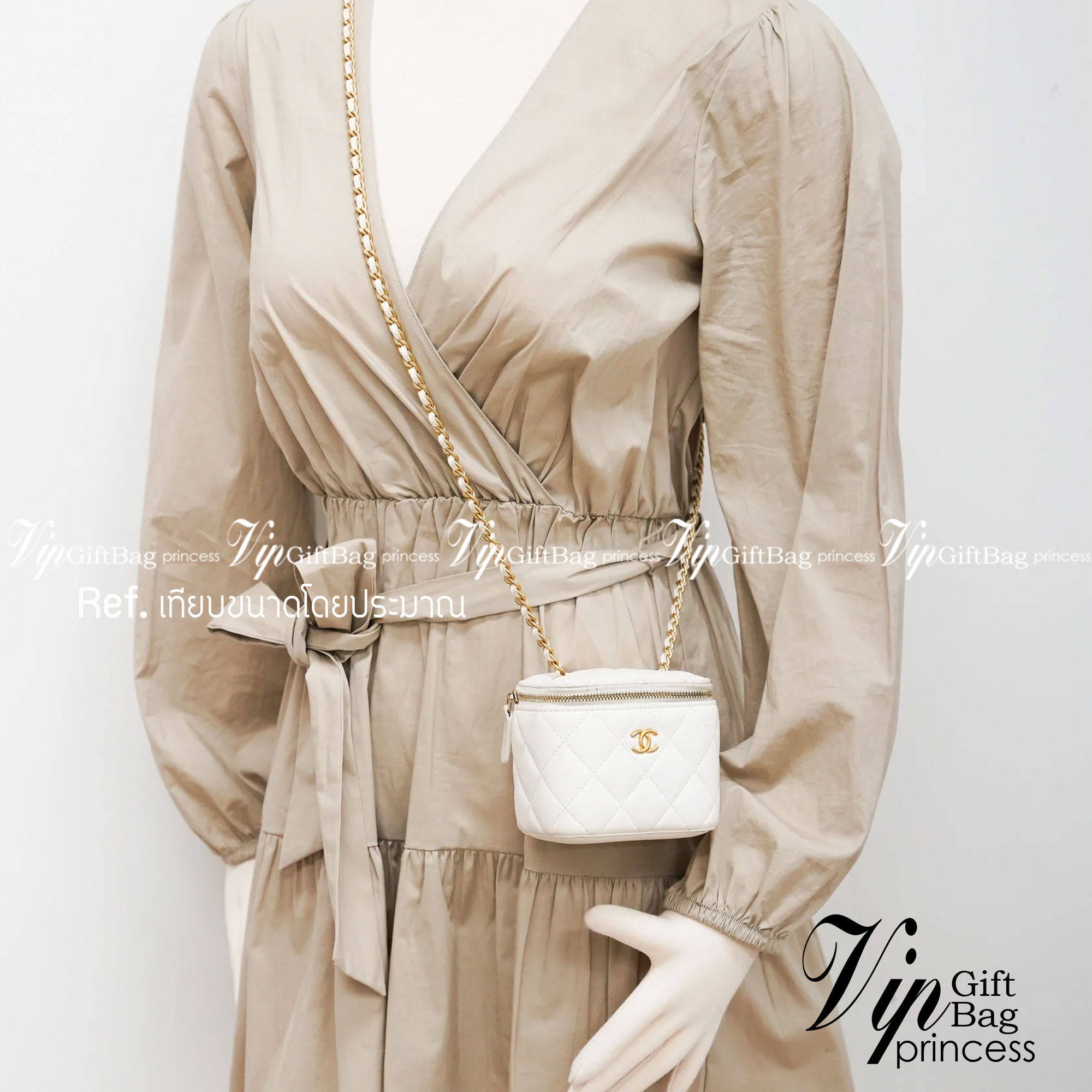 CHANEL Pearl Crush Vanity Case With Classic Chain / Chanel Vanity crossbody bag ฮอตสุด น่ารักสุด กระเป๋าทรงกล่องใบเล็กน่ารัก มี 2 ขนาด งานหนังสวย ตอบโจทย์และครองใจสาวๆ ได้อย่างแท้จริง ดีไซน์เรียบหรู มาพร้อมโลโก้อะไหล่ทองเพิ่มความโดดเด่น เป็นอีกรุ่นที่สาวๆ