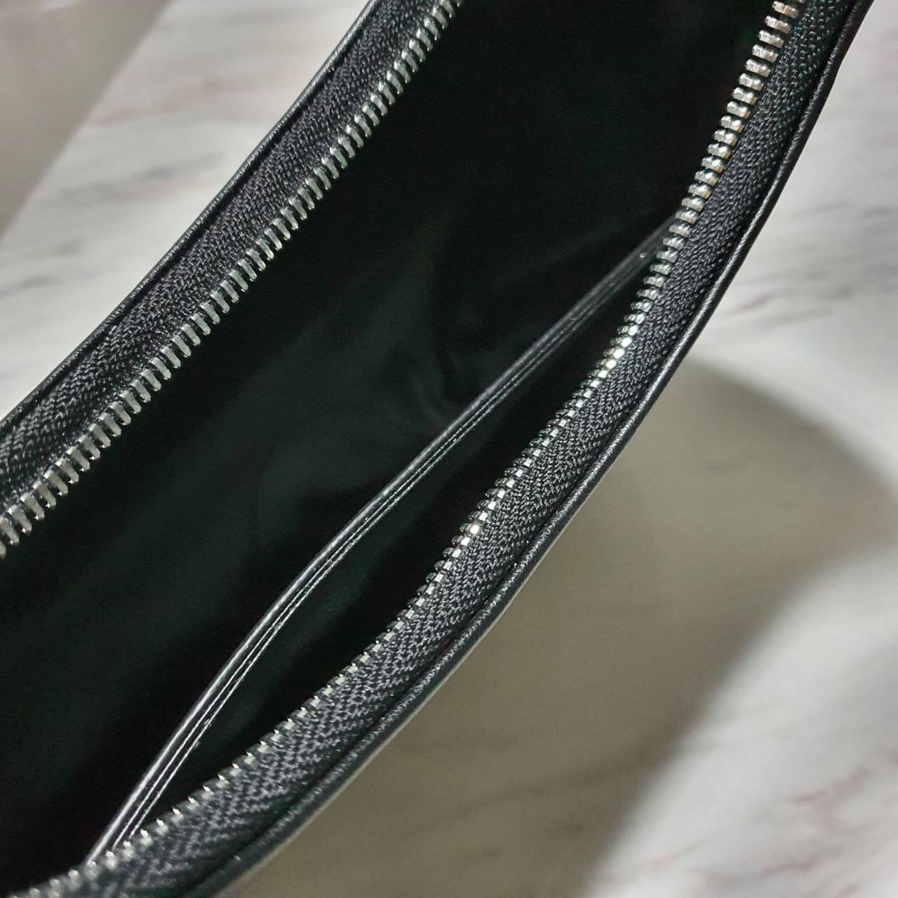 CELINE SHOULDER BAG VIP GIFT WITH PURCHASE (GWP) AVA BAG IN SMOOTH CALFSKIN พรีเมี่ยมกิ๊ฟ Limited Edition จาก CELINE HAUTE PARFUME DUTYFREE COUNTER วัสดุหนังสังเคราะห์เรียบสวย ดีไซน์สวยหรูฮิตสุดในเกาหลี! หนังสวยอยู่ทรงกันน้ำ เปิดปิดด้วยซิปแบรนด์ ภายในโล่ง