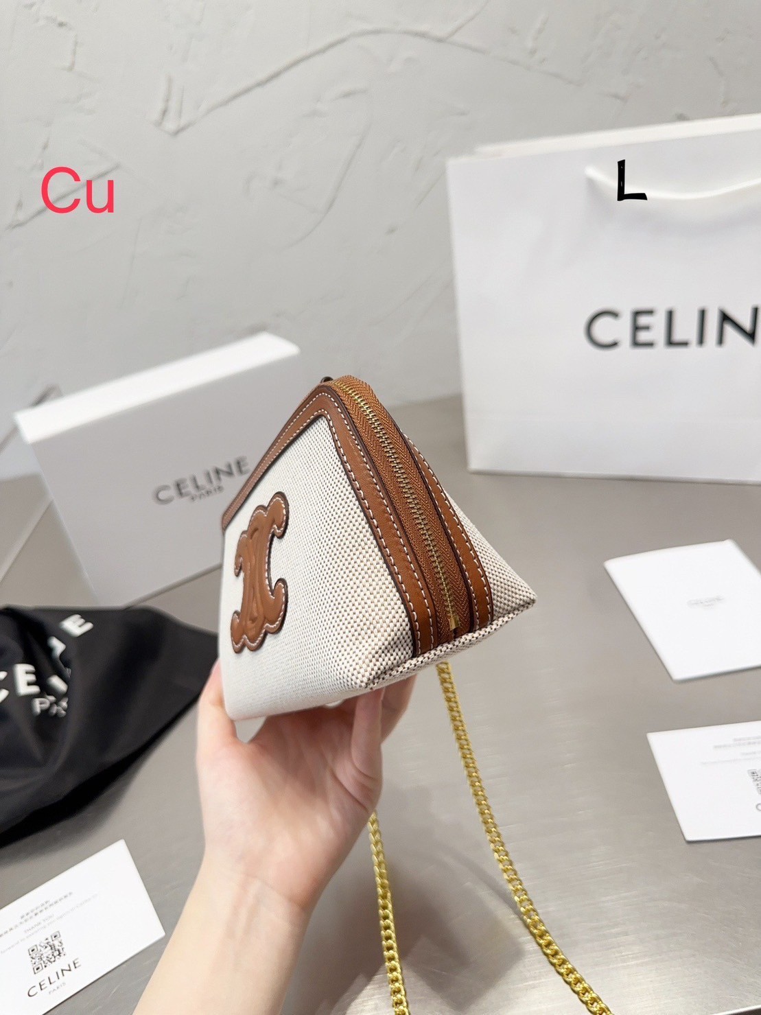 CELINE CLUTCH ON CHAIN CUIR TRIOMPHE IN TEXTILE AND CALFSKIN / CELINE POUCH กระเป๋าคลัทช์ดีไซน์เรียบหรูออกแบบมาได้อย่างลงตัว พร้อมสายสะพายโซ่ทองสุดหรู ด้วยรูปทรงที่สวยงามและทันสมัย สามารถใส่กระเป๋าสตางค์ใบสั้นหรือเครื่องสำอางค์ได้ตามขนาดกระเป๋า