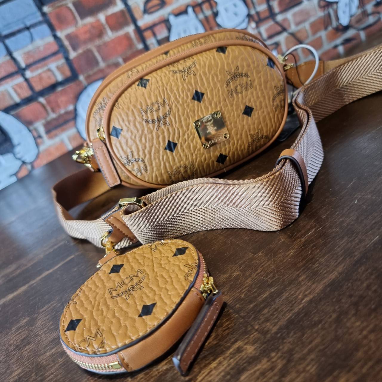 M.C.M ESSENTIAL MULTI POCHETTE BAG IN VISETOS หยุดไม่อยู่จริงๆ!! กระเป๋าสะพายมัลติฟังก์ชั่น เป็นไอเท็มที่รวมฟังก์ชั่นการใช้งานที่หลากหลายไว้ในรุ่นเดียว ดีไซน์กระเป๋าทรง pouch 3 ชิ้น สุดคุ้ม สามารถประกอบเข้าด้วย หรือแยกชิ้นใช้งานได้หมด