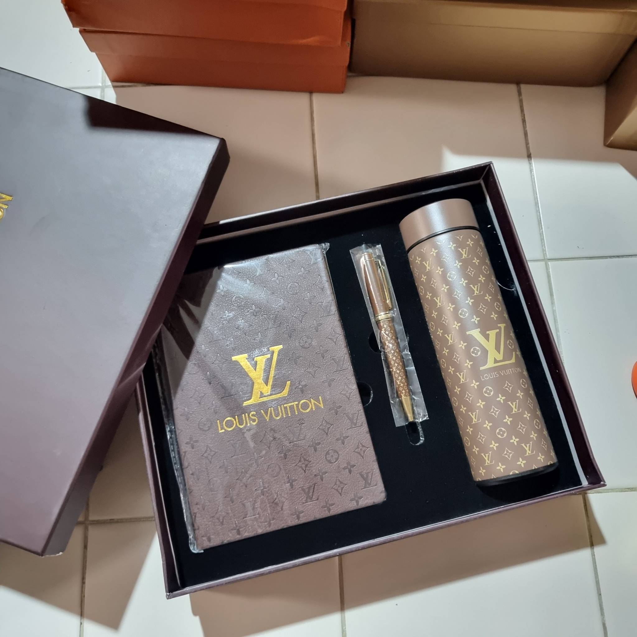 LV tumblr With digital temperature display SET Booknote / LV gift box สุดยอดไอเท็มใน box set ที่เหมาะแก่การเก็บสะสม หรือจะส่งให้เป็นของขวัญในช่วงปีใหม่ก็ดีงามที่สุด จัดมาให้ทั้งสมุดจดบันทึกเล่มลิมิเต็ด ที่ตัดขอบกระดาษด้วยสีทองหรู ปากกาเข้าเซ็ท และกระบอกน้