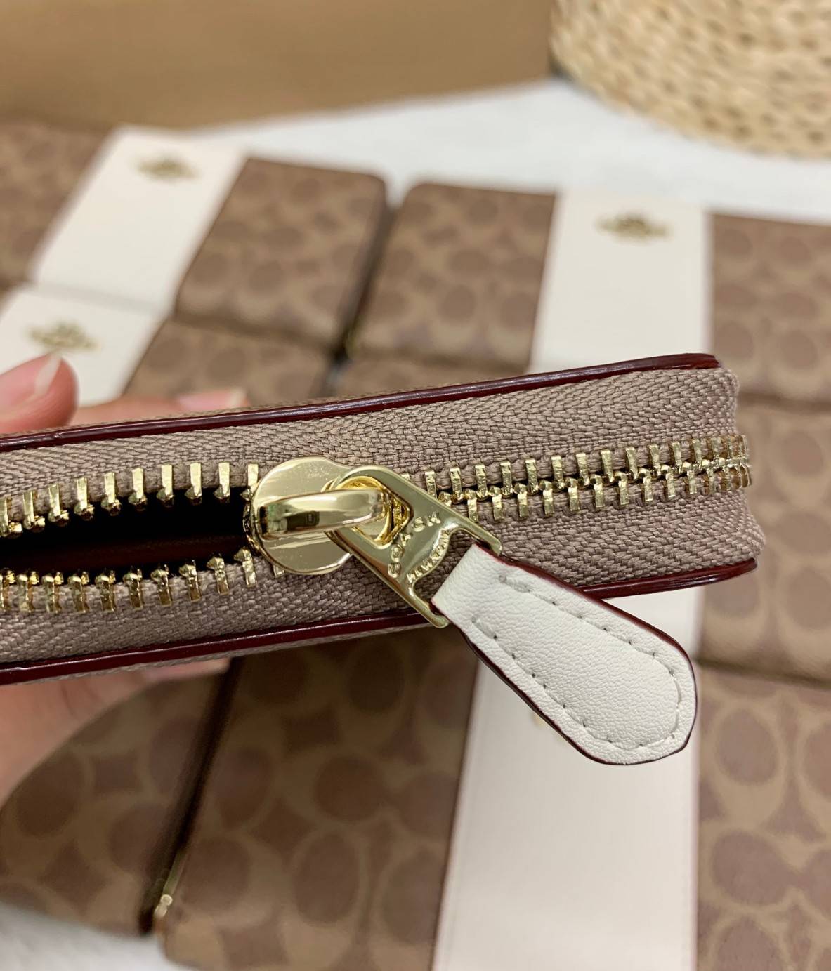 ของแท้ COACH ACCORDION ZIP WALLET ((31546)) กระเป๋าเงินใบยาว แบบซิปรอบ หนังแท้ ตัดหนังเรียบตรงกลางสวยงามค่ะ