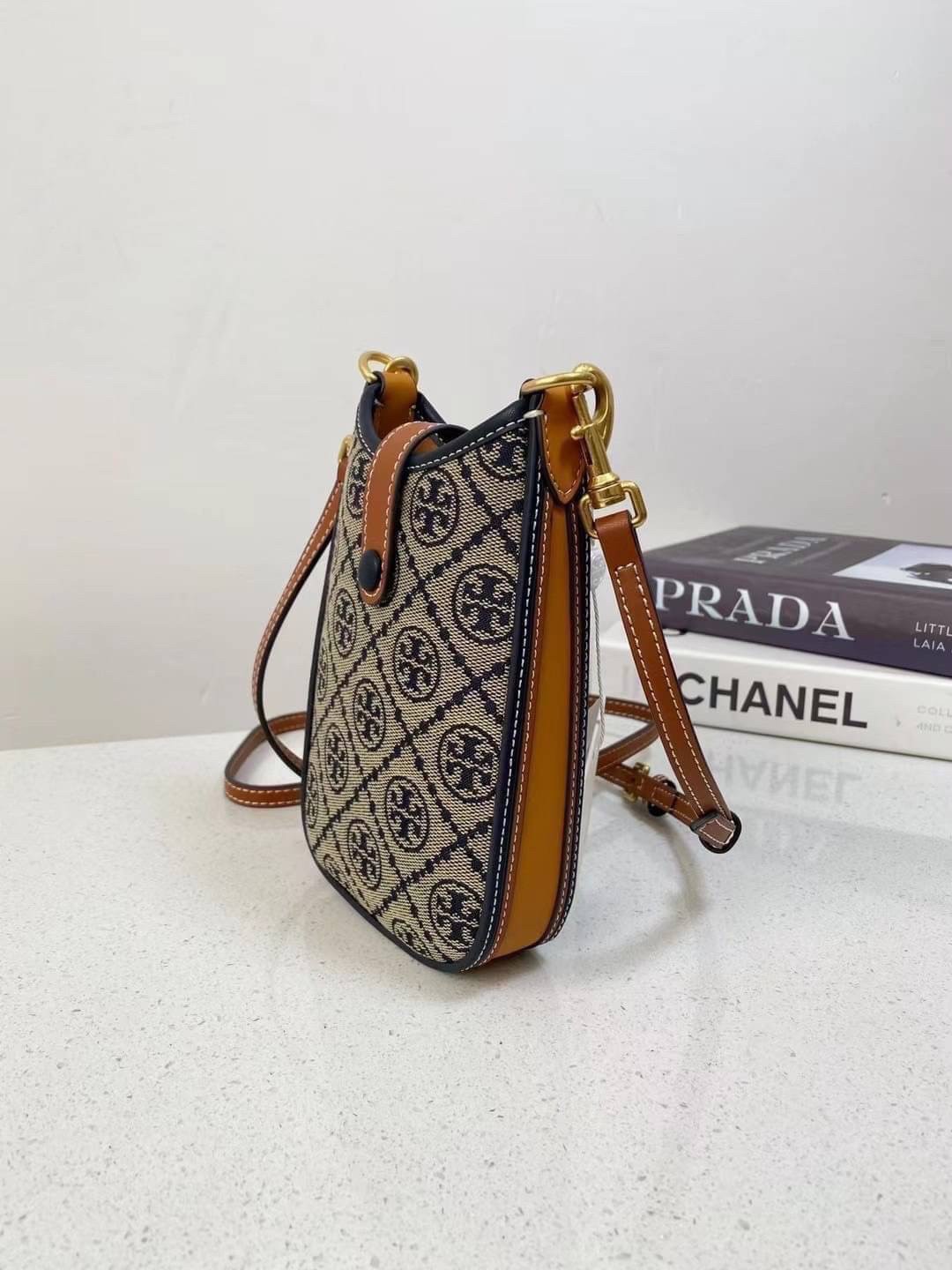 Tory Burch T Monogram Phone Crossbody / Tory Phone Bag พร้อมส่ง กระเป๋าใส่โทรศัพท์ สวยคม ด้านหลังมีช่องใส่บัตร