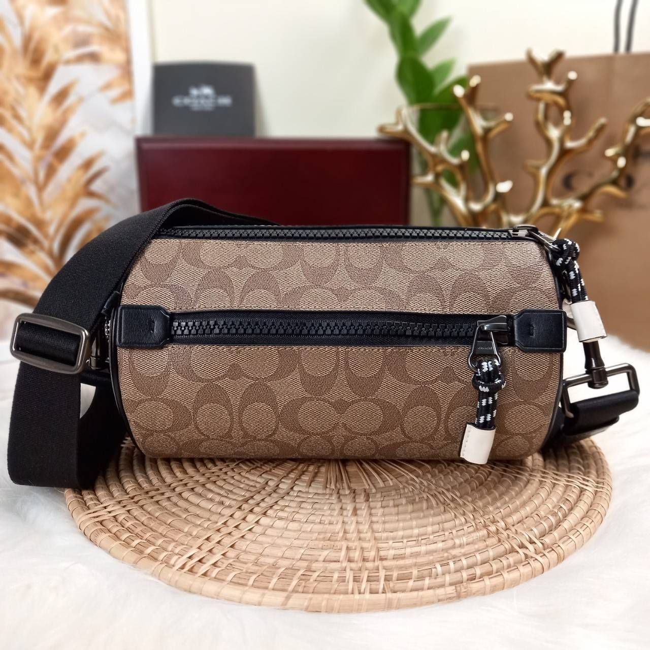 COACH BARREL SIGNATURE CANVAS CROSSBODY (C2957) กระเป๋าสะพาย ทรงเก๋ ขนาดกำลังดี ที่บอกได้คำเดียวว่า เท่ไม่หยอก!! คือดีย์มาก!!// วัสดุแคนวาส ผสมหนังแท้ ลาย SIGNATURE รูปทรงกระบอก// เปิด-ปิด ด้วยซิบ ด้านในโล่งกว้าง เก็บของได้เยอะ// มาพร้อมสายสะพาย สายสปอร์ต