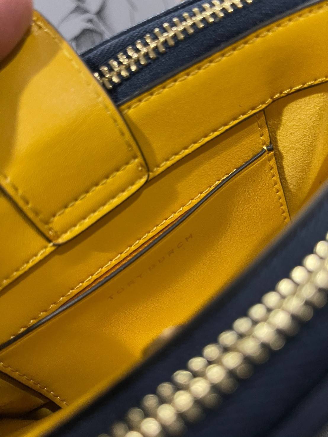 ของแท้ 💯% Tory burch t monogram jacquard double-zip mini bag พลาดไม่ได้กับTory burch ที่รนำเอาลวดลาย T Monogram มารังสรรค์ลงบนไอเท็มต่างๆ ในคอลเล็กชั่นการทอลายแบบแจ็กการ์ดสุดประณีต