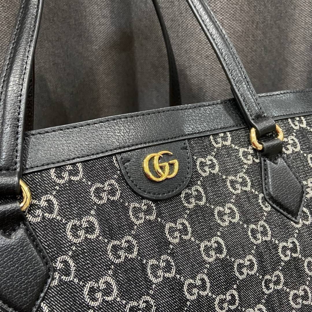 GUCCI Ophidia medium tote with Web / GUCCI Shopping Bag เกรดออริจินอล กระเป๋าสะพายทางโท้ทใบใหญ่ ดีไซส์ร่วมสมัยลวดลาย GG โมโนแกรมที่นำเสนอพร้อมความรู้สึกร่วมสมัยผ่านการใช้ผ้าเดนิมสีดำและสีขาวงาช้าง ภาพถ่ายจากงานขายจริง ใช้งานต่างประเทศได้