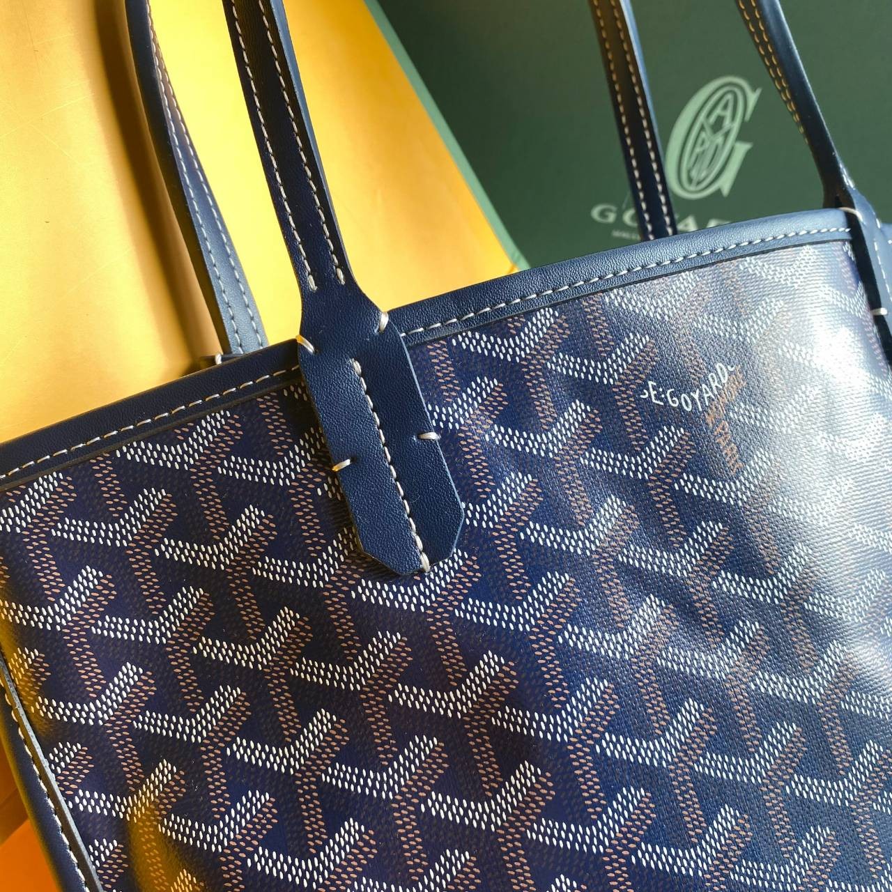 ori GOYARD saint louis mini tote reversible bag / GOYARD ANJOU TOTE MINI กระเป๋าทรงโท้ตมินิ ใช้ได้สองด้านเป็นหนังแท้เกรดดีทั้งใบ ทำให้การใช้งานได้ทนทานกว่า พิมพ์ลายคมชัด ขนาดกำลังน่ารัก ภายในโล่งกว้าง ใส่ของได้เยอะพอสมควรเลยค่ะ ดีไซน์ทรงสวยน่าใช้ แค่ถ