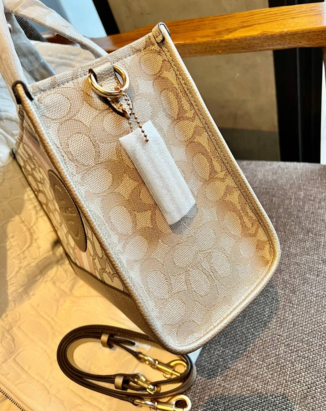 COACH DEMPSEY CARRYALL IN SIGNATURE JACQUARD WITH STRIP AND COACH PATCH((CE984)) ใบใหญ่ สีผู้ดีขับผิวมากๆเลยค่า😘 พร้อมส่งที่ไทย สีใหม่ล่าสุด2023! กับกระเป๋าทรงtote
