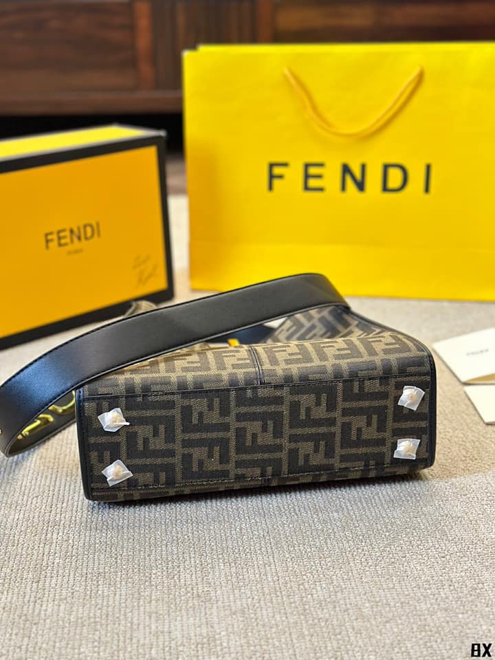 FENDI PEEKABOO XLITE TOTE Canvas Monogram Bag กระเป๋าทรงโท้ท ดีไซส์เป็นเอกลักษณ์ รุ่นหายาก ทรงสวยหรู ดูแพงเกินเบอร์!!
