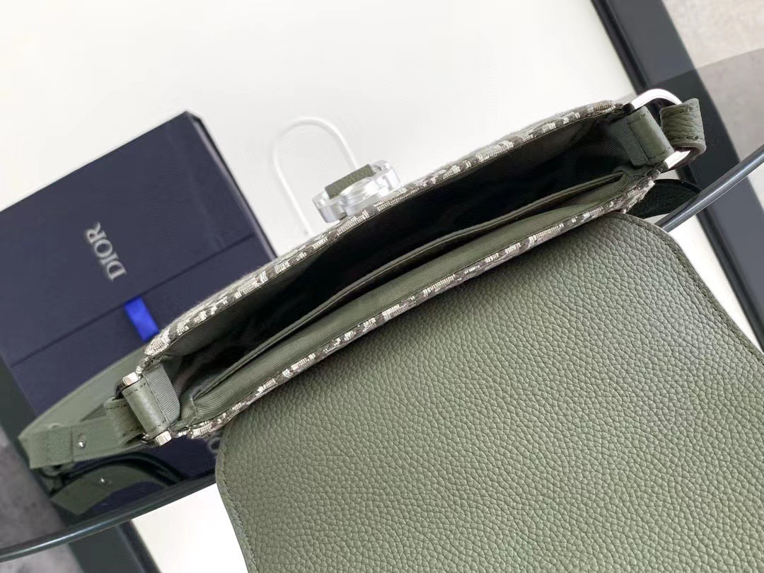 DIOR MINI Saddle Messenger Bag with Flap / Khaki / Black / Oblique Jacquard with Grained Leather กระเป๋าสะพายทรงแมสเซ็นเจอร์ รุ่นยอดนิยมของท่านชาย เกรดท็อปออริ สลับแท้ 1:1