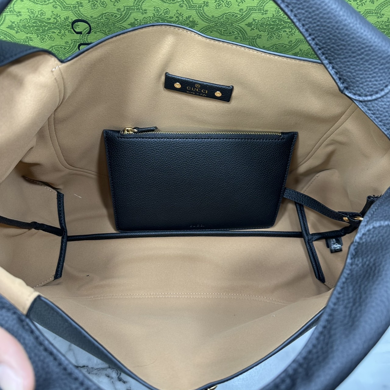 Gucci Softbit maxi shoulder bag โฉมใหม่ล่าสุด กับกระเป๋าสะพายรูปทรงใหม่เรียบหรูด้วยหนังลายเกรน ใบใหญ่จุใจพร้อมใบลูกเข้าเซ็ท ตกแต่งอะไหล่ Horsebit ครึ่งรูปขนาดใหญ่ด้านหน้าสวยหรูโดดเด่น สวยผู้ดี ดารา เซเลปใช้กันเพียบ