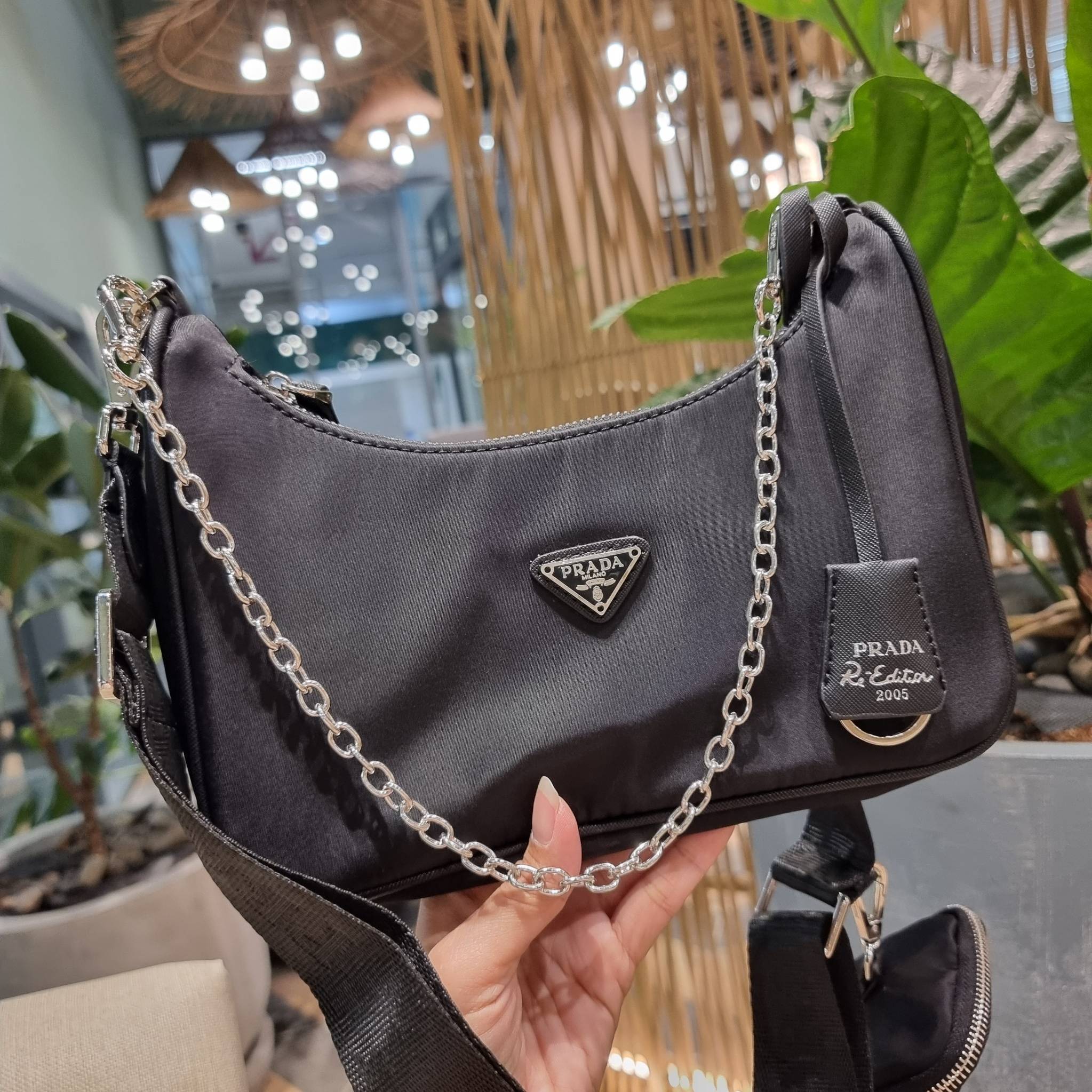 VIP 🥂 PRADA RE-EDITION 2005 RE-NYLON SHOULDER BAG ไอเท็มสุดปัง ที่ฮิตตลอดกาลไม่ว่าจะปีไหนๆ จัดให้ครบทั้งสีขายดีและสีใหม่ล่าสุด ที่สายคุณหนูห้ามพลาด!! กับกระเป๋าสะพายทรงคลาสสิค เหมาะเป็น everyday bag มากๆ วัสดุผ้าไนล่อนคุณภาพ พร้อมใบลูก ไว้ใส่เหรีย