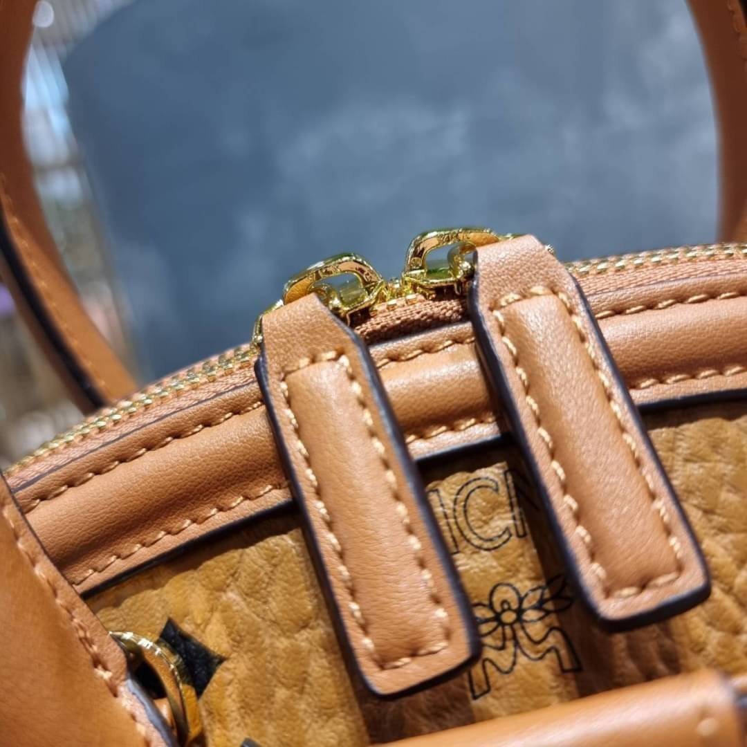 M.C.M SMALL ANNA TOTE คอลเลคชั่นใหม่ดีไซน์ไม่ซ้ำใคร รุ่นนี้เป็น seasonal หายากไปอีก กระเป๋าถือ/สะพายข้าง ทรงยูนีคโดดเด่น น่าใช้ หูจับในตัวมาพร้อมสายรัดเก็บ วัสดุหนังแคนวาสคุณภาพดี ตกแต่งตัวกดล็อคเอกลักษณ์ เปิด-ปิดด้วยซิป ภายในเป็นช่องโล่ง ใส่ของได้สบายๆ ต