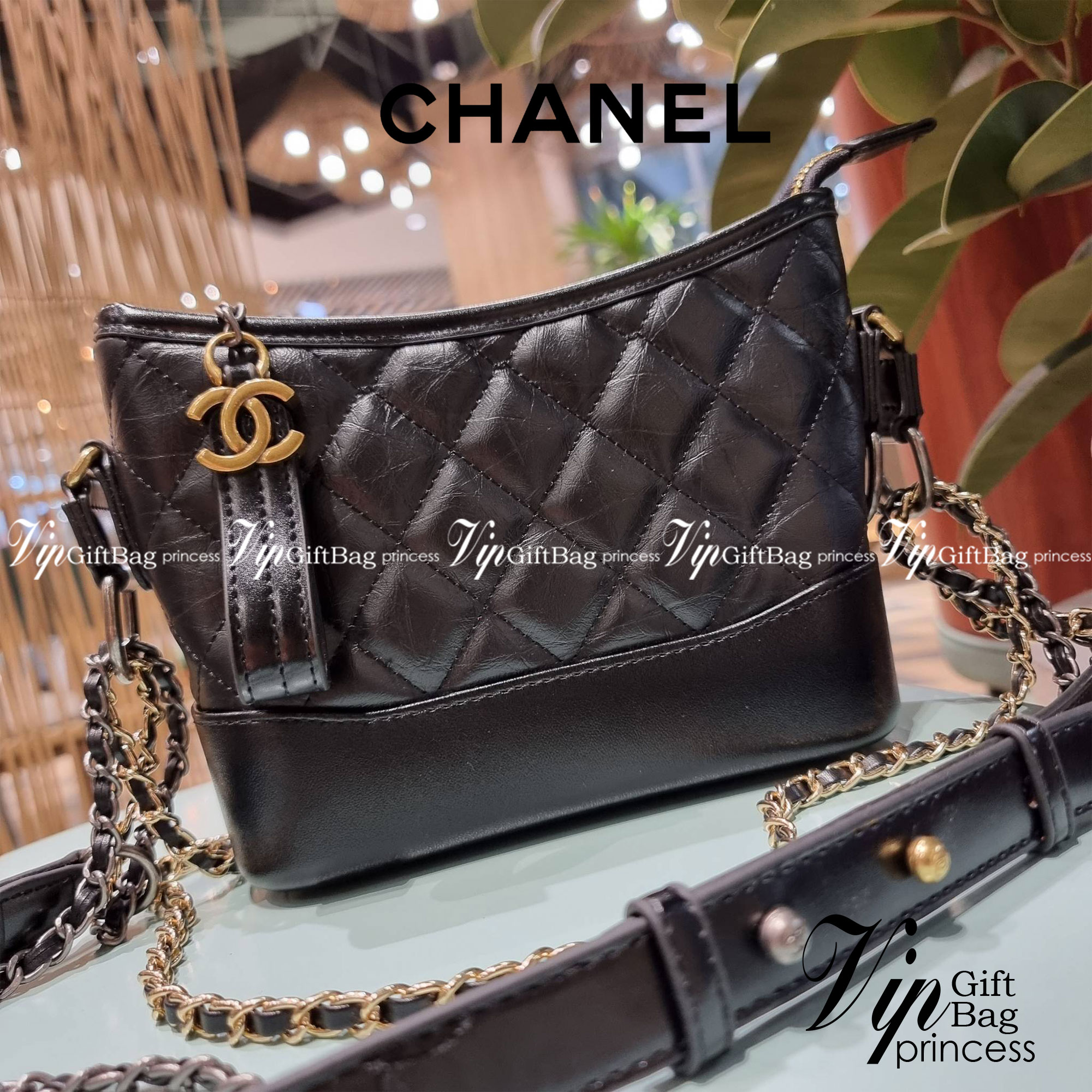 9" CHANEL SHOULDER BAG / CHANEL GABRIELLE HOBO BAG ไซส์คลาสสิค กระเป๋าสะพายข้าง/ไหล่ หนังแท้ นิ่ม หรู มาพร้อมพวงกุญแจสัญลักษณ์แบรนด์ อะไหล่พร้อมโซ่สะพายสีทองสลับสีเงินรมดำ สามารถสะพาย crossbody หรือสะพายไหล่ได้หมด สะพายแล้วขับผิวมากๆ เปิด-ปิดกระเป๋าด