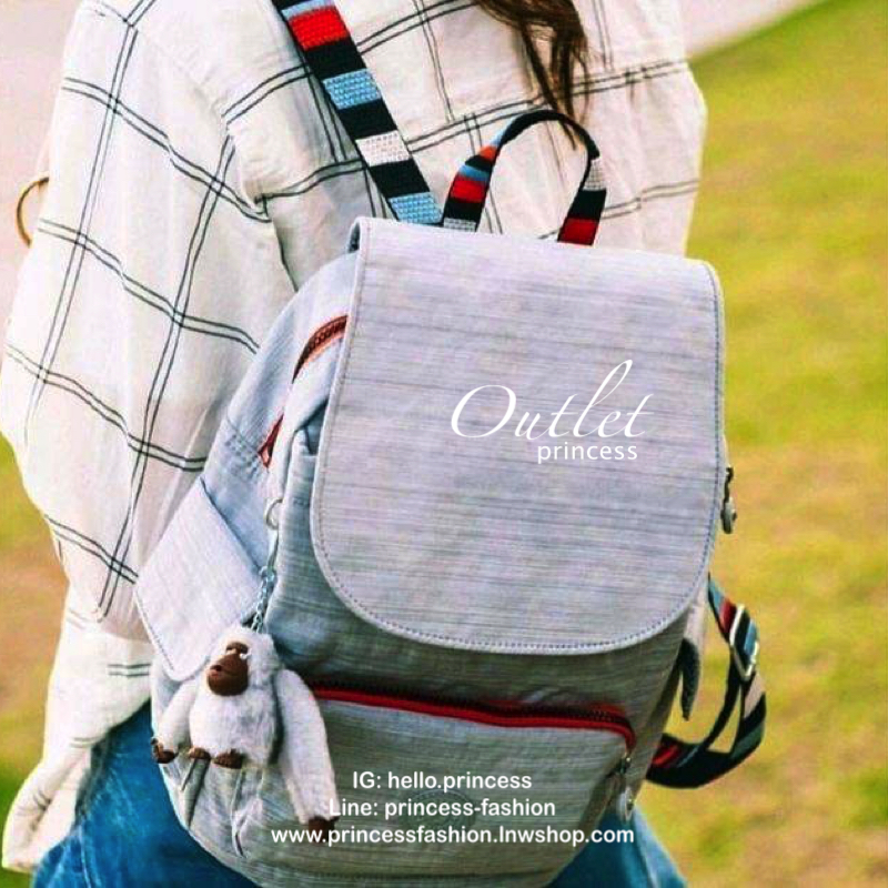 Kipling City Pack S K14275มาพร้อมดีไซน์ทันสมัย ใช้งานได้อย่างคล่องตัว ด้วยสีและลายสุดคลาสสิก โดดเด่นด้วยพื้นที่ภายในและช่องต่างๆ ที่ให้คุณจัดเก็บของสำคัญได้อย่างครบถ้วน มีช่องเก็บของสัมภาระหลายขนาดสะดวกใช้งานเลยคร้า!!