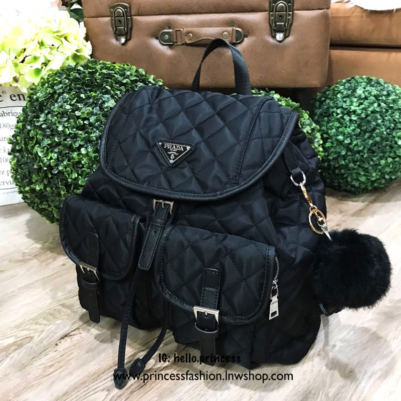 PRADA NYLON BACKPACK WITH POCKET กระเป๋าเป้ premiumbgift จากเคาน์เตอร์แบรน วัสดุ Nylon เนื้อหนา ลายตาราง คุณภาพดี ด้านหน้า มีโลโก้แบรนด์ อะไหล่เงิน มี Pocket หน้า 2 ช่อง หัวซิป และอะไหล่ปั๊มแบรนด์ พร้อมพวงกุญแจปอมสีดำ ถอดเเยกใช้ได้ค่ะ เปิดปิดด้วยฝาปิด Dra