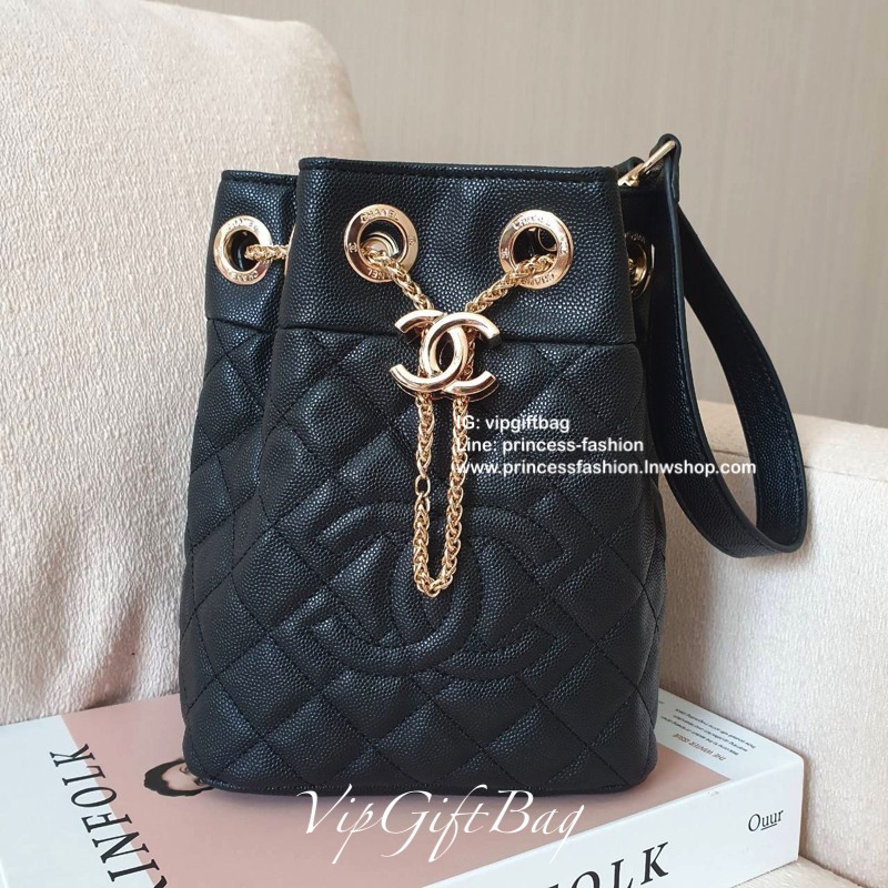 รุ่นใหม่ส่งท้ายปีกับ CHANEL CAVIER BUCKET CROSSBODY BAG งาน VIP GIFTจากเคาเตอร์้แบรนด์ดังระดับโลก ทรง MINI BUCKET จีบน่ารัก ขนาดมินิ หนังคาเวียร์เต็มใบ อะไหล่ทอง เปิดปิดด้วยการรูดปากจีบและกระดุมแม่เหล็กซ้อนอีกชั้น ด้านในใส่ขอฃจุกจิก กระเป๋าสตางค์แบบสั้นแล