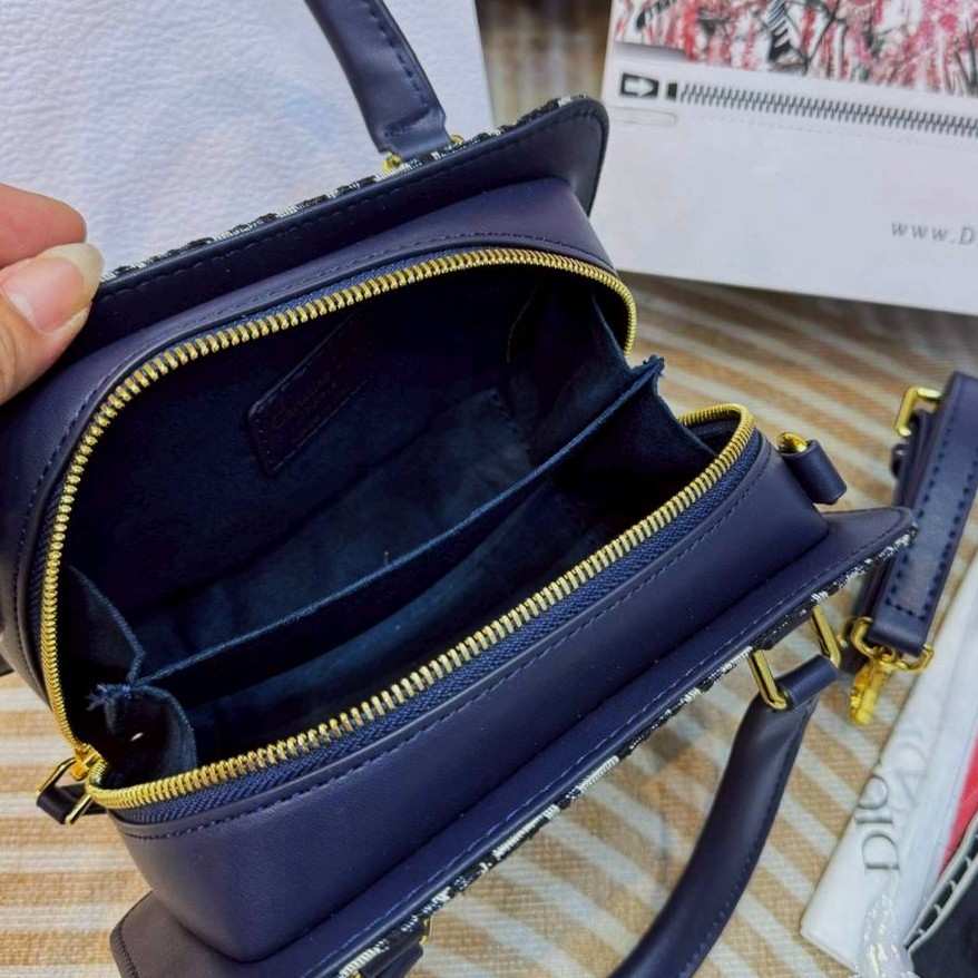 My Dior Mini 30 Montaigne tote bag ใหม่ล่าสุด กับกระเป๋าสะพายโฮโบมินิทรงโท้ท ที่ไม่ได้เล็กอย่างที่คิด เพราะใบนี้สามารถใส่ของสำคัญได้ครบ ดีไซน์สวยคลาสสิค