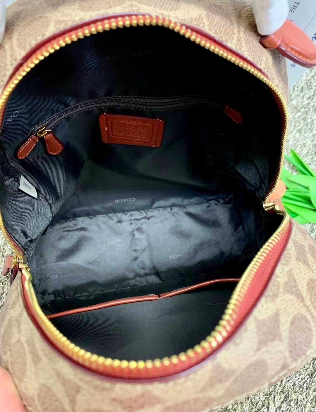 COACH CAMPUS BACKPACK IN SIGNATURE BAG ((32715)) LARGE พร้อมส่งอีกครั้ง ((ใบใหญ่)) ห้ามพลาด! กระเป๋าสะพายหลังแบบมีหูหิ้วได้ หนังแท้อย่างดี ลายหนังสวย สีหนังคลาสสิค ดูดีมากๆค่ะ ด้านหน้ามีช่องซิปขนาดกลางใส่มือถือหรือของจุกจิกได้ เปิดปิดกระเป๋าแบบซิปคู่ ภายใ