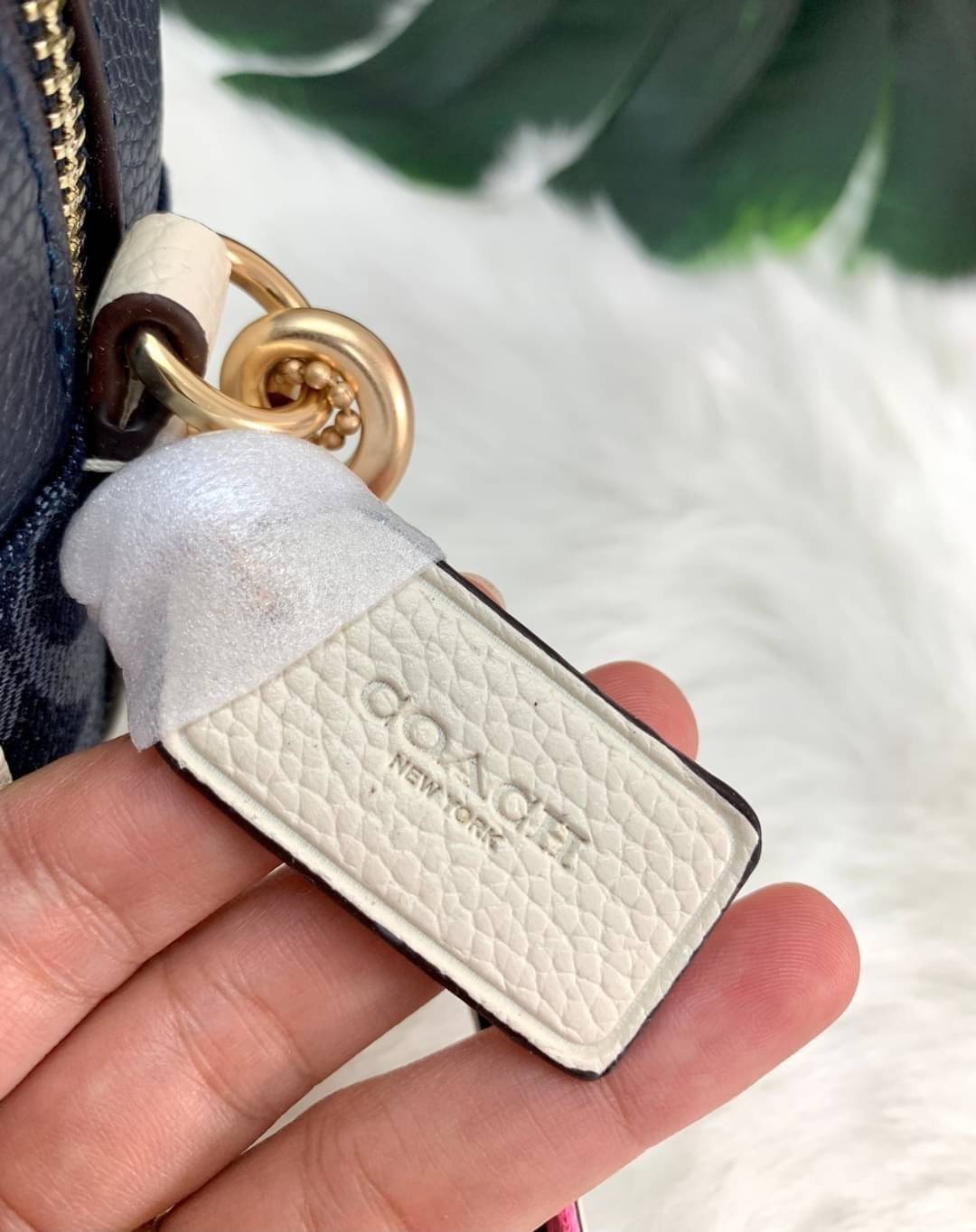 OUTLET 】COACH LADIES GENUINE CAMERA CLASSIC BAG ((2822)) ✔️สินค้าปกติตามเงื่อนไขทั่วไปค่ะ!! พร้อมส่งที่ไทยค่ะ! กระเป๋าสะพายแบบครอสบอดี้ร์ หนังแท้+ผ้าjacquard ทอลายแบรนด์ สวยงามมากๆค่ะ