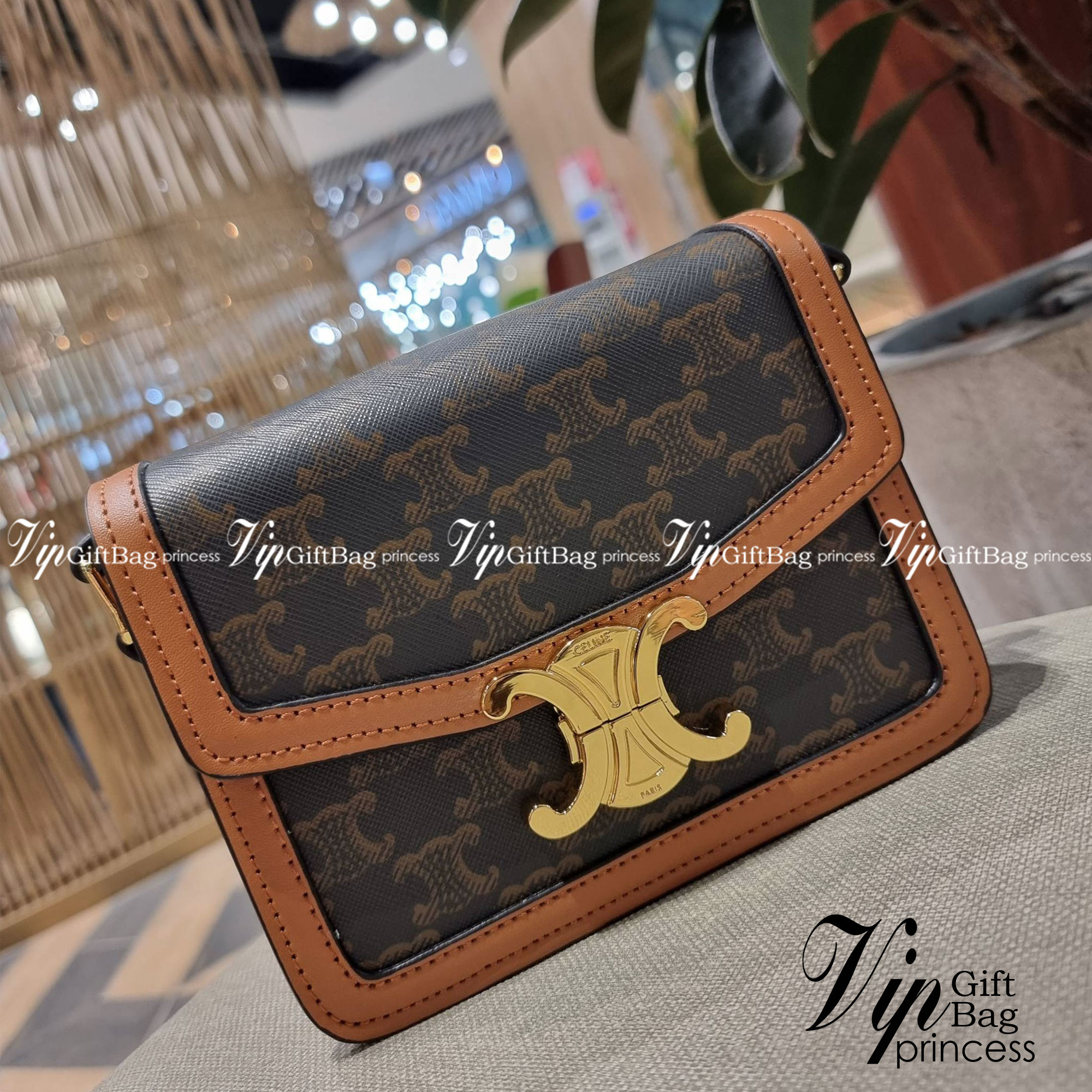 VIP 🥂 CELINE TEEN TRIOMPHE BAG IN TRIOMPHE CANVAS AND CALFSKIN ไม่มีไม่ได้เลยกับไอเท็มสุดคลาสสิค กระเป๋าสะพาย สวยอยู่ทรง ดีไซน์เป็นธรรมชาติ เนเชอรัลโทน ดูดี ดูแพง ไซส์กะทัดรัดมาใหม่ วัสดุหนังแคนวาสสลับหนังแท้ เปิด-ปิดด้วยตัวกดล็อค ใช้งานสะดวก ภายใ