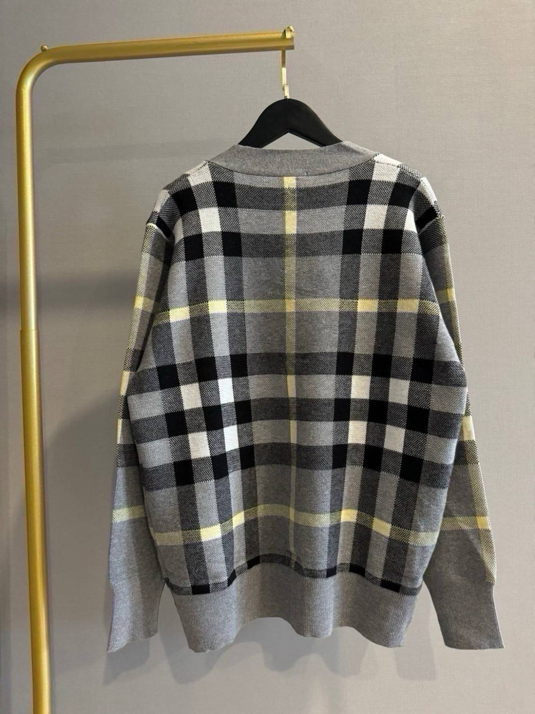 TOP ORI | BURBERRY Vintage Checked Cardigan เนื้อผ้าไหมพรม งานดีสุด สวยสุด เสื้อสเวตเตอร์งานแบรนด์ เนื้อผ้าอย่างดีงานนำเข้าจากโรงงานเทียบแบรนด์ เกรดท็อปออริจินอล เกรดดีสุด เทียบแท้ พร้อมป้ายแท็ก