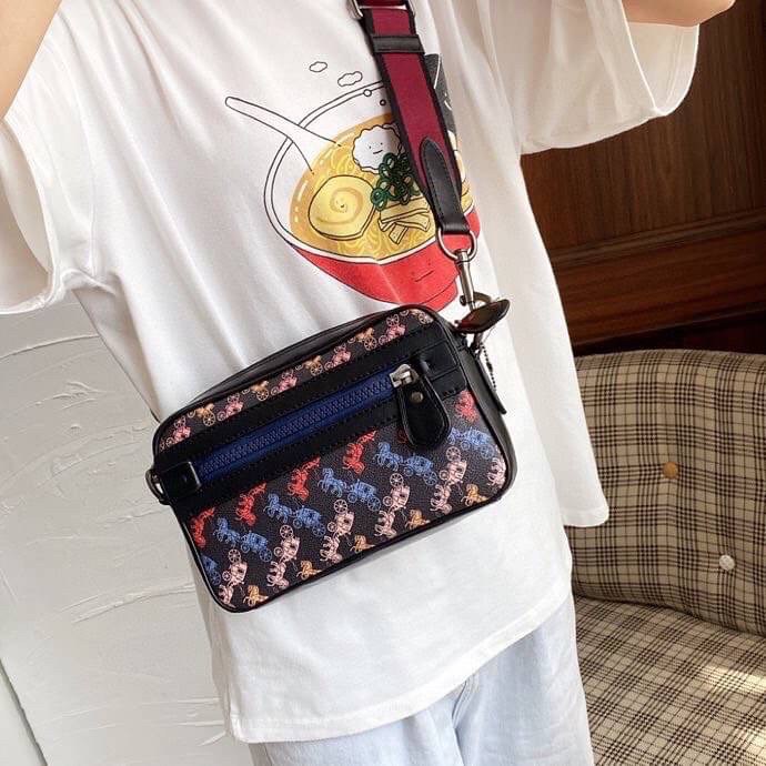 COACH ACADEMY CROSSBODY WITH HORSE AND CARRIAGE PRINT (COACH 89084) ผ้าใบเคลือบพิมพ์ลายและหนังกรวดขัดเงา ภายในกระเป๋ามัลติฟังก์ชั่น| ปิดด้วยซิป ซับในผ้า ด้านนอกมีซิปและกระเป๋าสลิป สายสะพายถอดได้