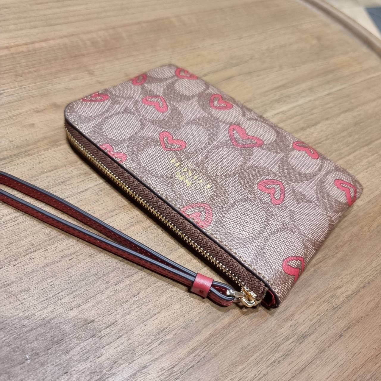 COACH 2972 CORNER ZIP WRISTLET IN SIGNATURE CANVAS WITH BUTTERFLY PRINT มาแล้วจ้า ไอเท็มสุดปัง!! ฮิตไม่เลิก!! พร้อมลวดลายสุดคิ้วท์ น่ารักน่าใช้ขึ้นไปอีก กระเป๋าคล้องมือ ขนาดเหมาะพกพา วัสดุหนังแคนวาส ภายในเป็นช่องโล่ง ใส่ธนบัตร หรือใส่บัตร ใส่เหรียญ ได้หมด