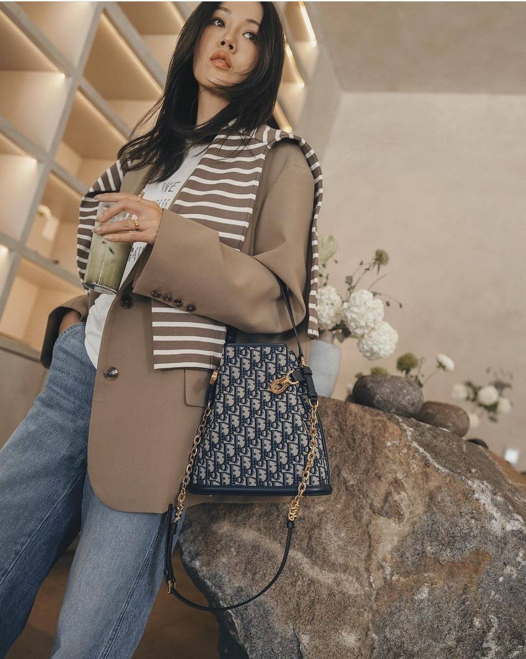 CD MEDIUM C'EST BAG 25cm / Dior bucket bag พร้อมส่ง กระเป๋าสะพายสุดคลาสสิค ดีไซน์หรู มีดีเทลสวยไม่ซ้ำใคร อะไหล่ออกแบบมาเป็นตัวซีดี