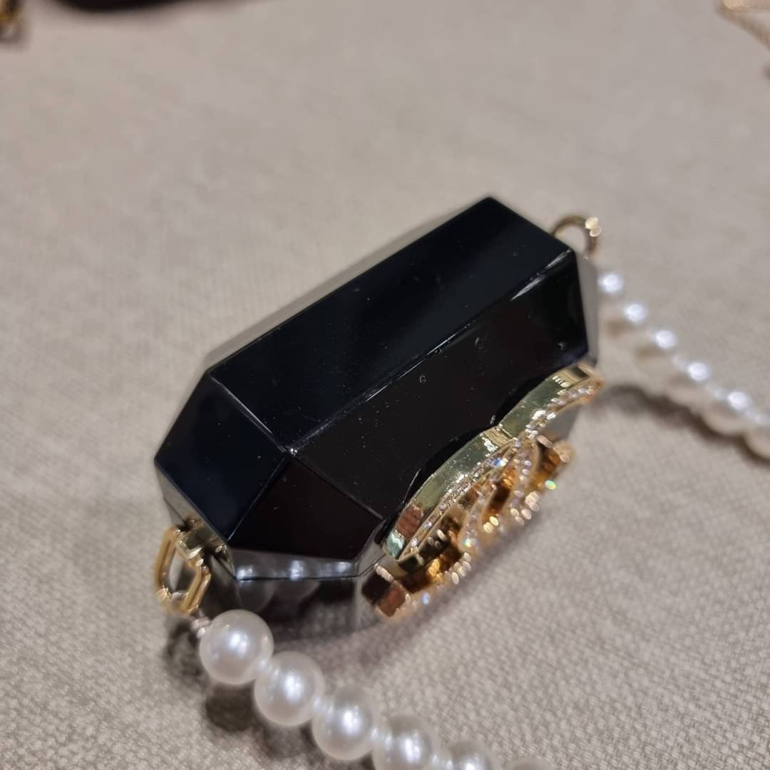 VIP 🥂 เซ็ทคือที่สุดของความคุ้ม EXCLUSIVE MIX ITEM!! CHANEL GIFT BOX SET กลับมาอีกครั้งกับไอเท็มสุดหรูชวนให้สะสม สุดยอดของรุ่นยอดฮิตพร้อมเสิร์ฟครบชุด สุดคุ้ม มาพร้อมกระเป๋าสะพายถึง 2 ใบ คอลเลคชั่นของมันต้องมี ทั้งตัวคลาสสิคและ vanity และสุดยอดของหา