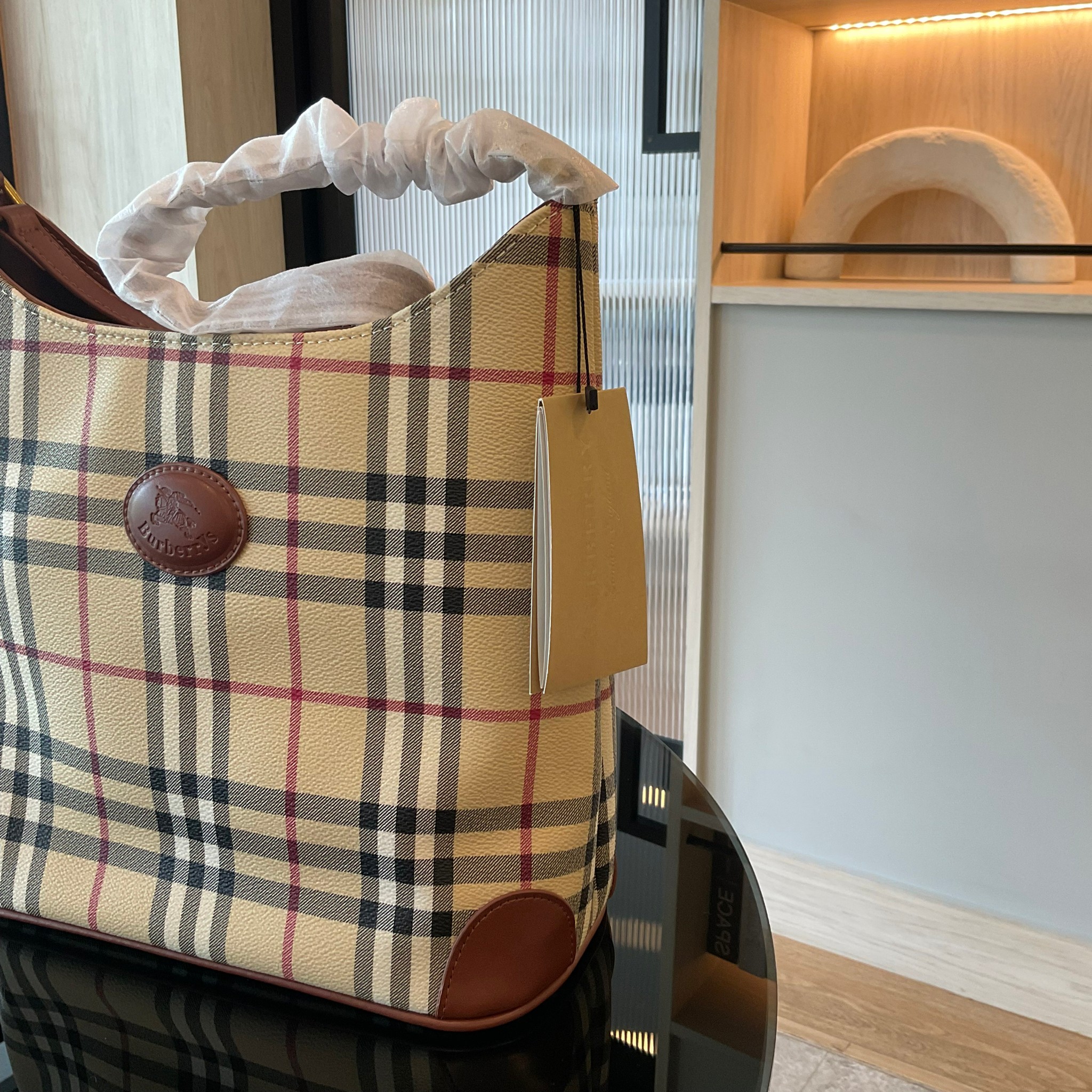 BURBERRY VINTAGE SHOULDER BAG กระเป๋าสะพายไหล่ วัสดุหนังPVC ทรงสูง อยู่ทรง ประดับโลโก้และตัดขอบด้วยหนังแท้สีน้ำตาลเข้ม