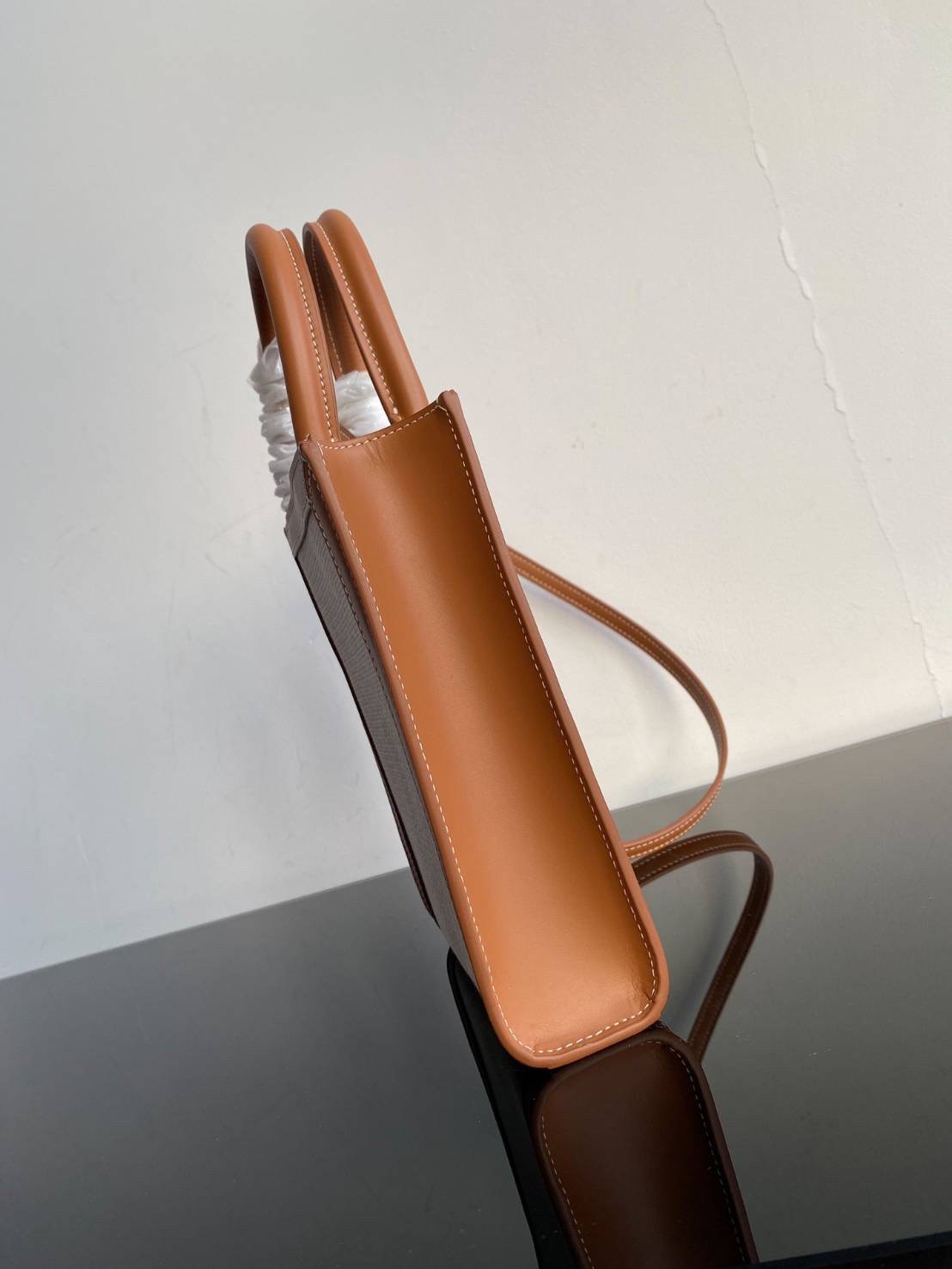 CELINE HAND CARRY AND CROSSBODY BAG VIP GIFT WITH PURCHASE (GWP) พรีเมี่ยมกิ๊ฟ Limited จาก CELINE HAUTE PARFUME DUTYFREE COUNTER วัสดุ CANVAS ตัดหนังแท้ ดีไซน์ทรงเหลี่ยมสวยหรูสุดคลาสสิค ปักโลโก้แบรนด์ด้านหน้า ภายในโล่งกว้าง ใส่กระเป๋าสตางค์ยาว มือถือ ของใ