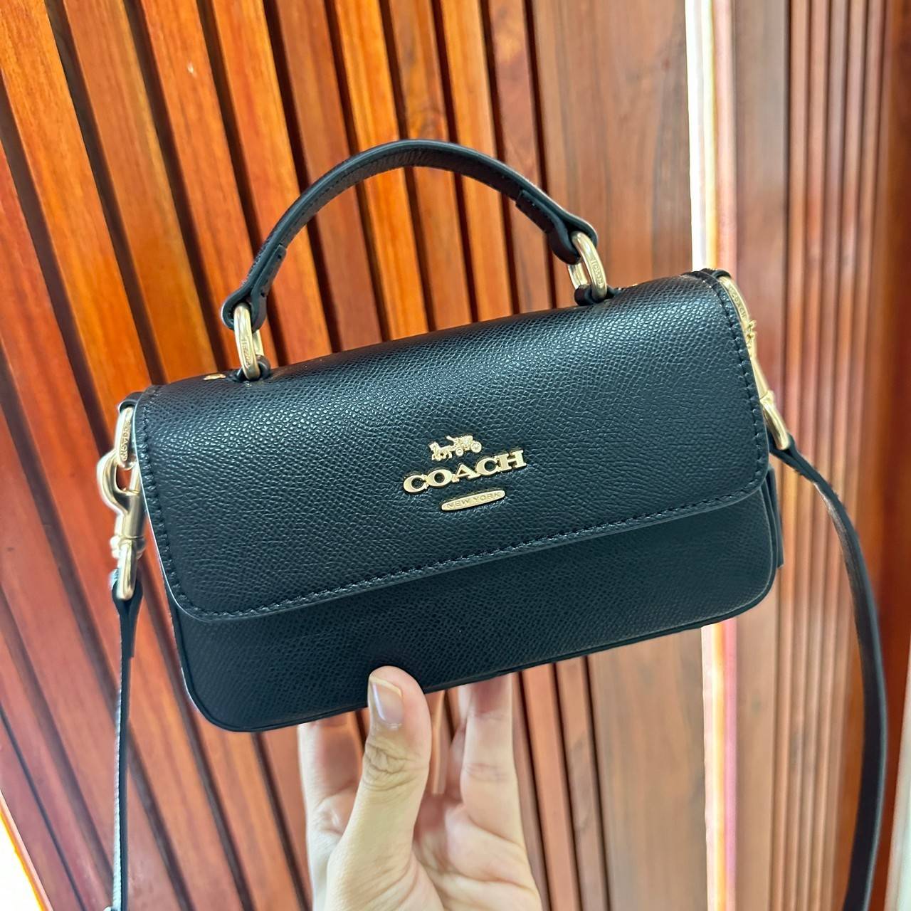 Coach Mini Josie Top Handle Crossbody In Blocked Signature Canvas (cc340) ใหม่ล่าสุด กระเป๋าสะพายหรือถือใบเล็กกระทัดรัด วัสดุหนังตัดขอบหนังแท้ ภายในช่องโล่งกว้างสามารถใส่โทรศัพท์ iPhonePro max ได้ มีช่องใส่บัตรเครดิต 2 ช่อง เปิดปิดด้วนกระดุมแป๊ก ซับในผ้า 