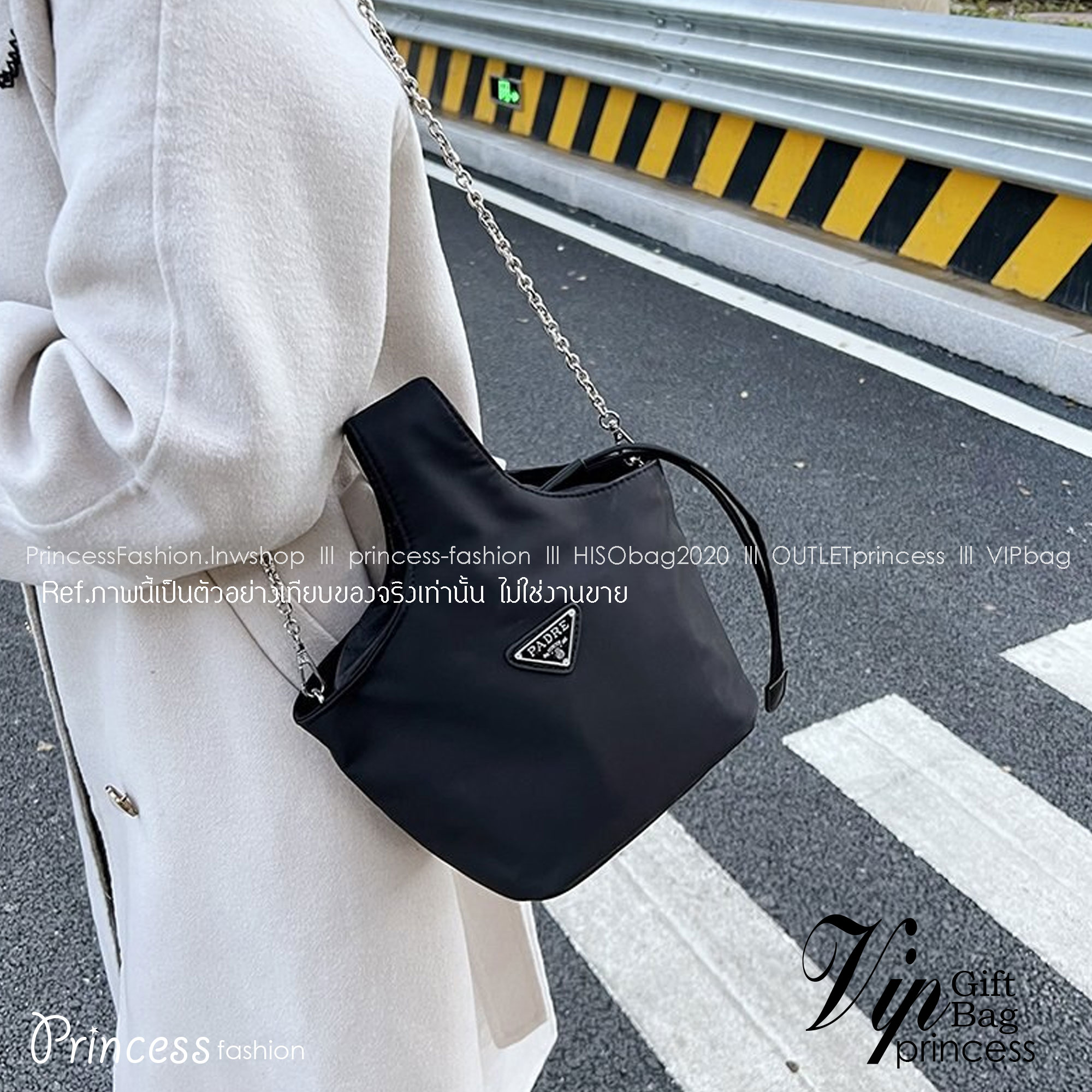 PRADA Tote Bucket Bag 2022 รุ่นใหม่พร้อมส่ง กระเป๋าทรง Handbag & Crossbody แบรนด์ Prada อีกรุ่นที่ขนาดกำลังน่ารัก ตัวกระเป๋าตั้งอยู่ทรงสวย กันน้ำ ด้านหน้าประดับโลโก้ อะไหล่เงิน สวยหรูเว่อร์วัง