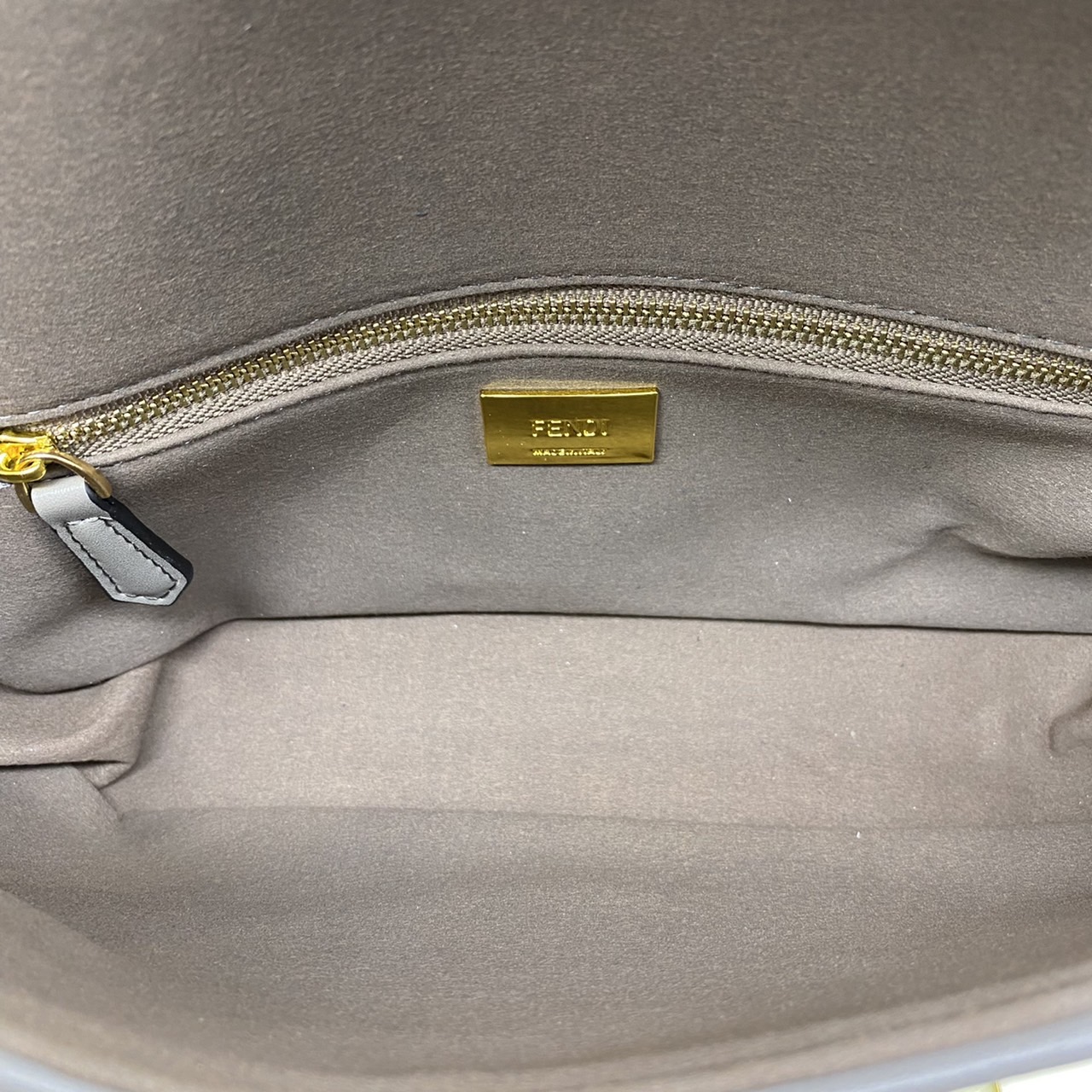 Fendi Baguette FF Tapestry Fabric Bag เกรดออริจินอล กระเป๋าทรง Baguette ขนาดกลาง วัสดุผ้าเซนิล พร้อมลวดลาย FF สีเทาเข้ม ปิดท้ายด้วยรายละเอียดหนังแบบทูโทนและประดับด้วยตัวล็อค FF โดดเด่นด้วยฝาปิดด้านหน้าตัวล็อคแม่เหล็กช่องด้านในบุด้วยผ้าหนังกลับพร้อมกระเป๋า