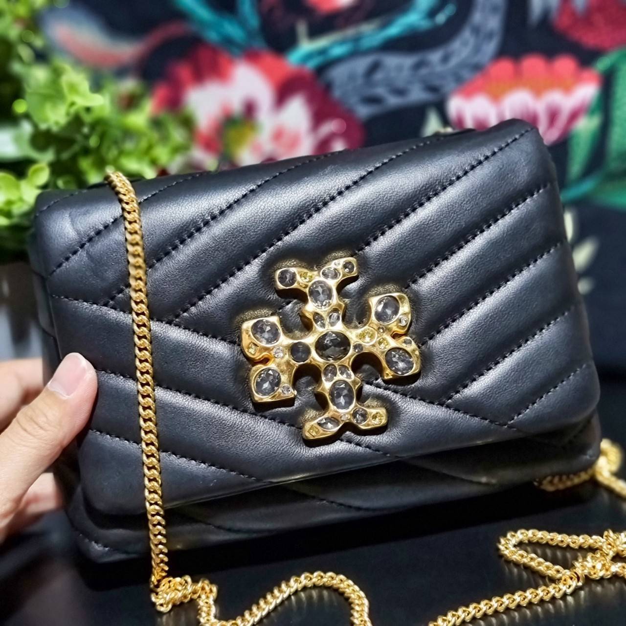 TORY BURCH KIRA CHEVRON EMBELLISHED LOGO MINI BAG ตามคำเรียกร้องจ้า!! ไซส์มินิ สะดวกใช้ พกพาง่าย สไตล์คุณหนู!! กระเป๋าสะพายข้าง ดีไซน์ทรงคลาสสิค โดดเด่นด้วยโลโก้ดีไซน์ประดับเม็ดสี เพิ่มมูลค่าและดึงดูดสายตามากขึ้น วัสดุหนังแกะ สัมผัสนิ่มมือ เปิด-ปิดด้วยกระ
