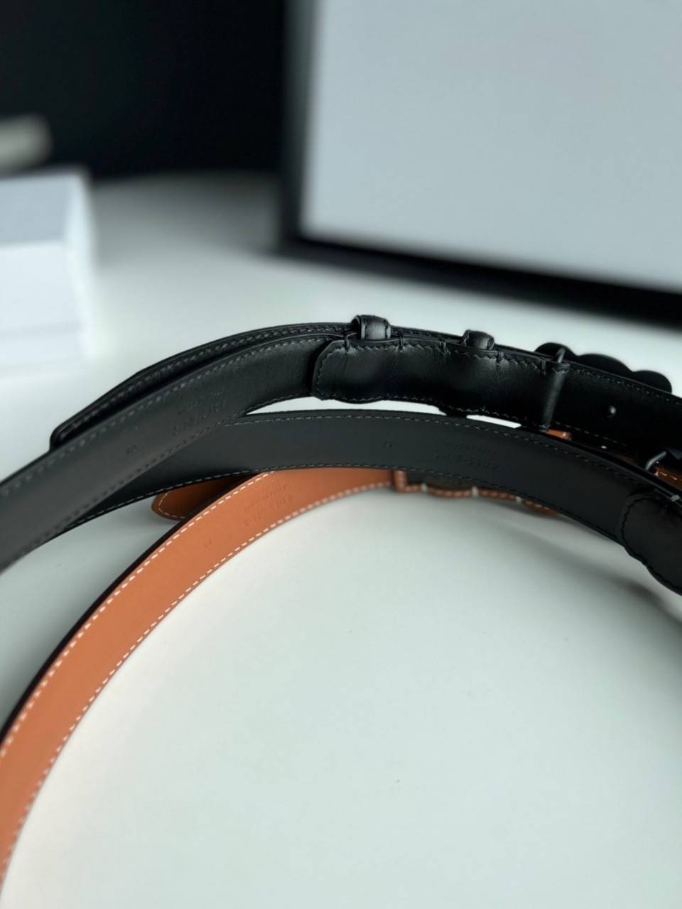 หนังแท้ CELINE BELT LOGO 18MM / Celine Triomphe Belt in Natural Calfskin เกรดใช้งานสลับของจริง ออริจินอลหนังแท้ หัวเข็มขัดโลโก้แบรนด์แบบ 3D Vintage สีทอง/สีดำ ปั้มโลโก้คมชัดคล้ายของจริง สายปรับระดับได้ในดีไซน์เรียบหรูเข้ากับทุกลุ๊คใช้ได้ทั้งชายหญิง