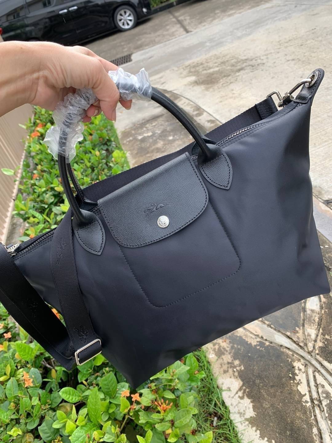 8สี พร้อมส่ง Longchamp LE PLIAGE NÉO TOP HANDLE BAG (medium size) อีกหนึ่งรุ่นยอดนิยม ที่สาวๆ ต้องมีไว้เก็บไว้สักใบ กระเป๋าโท้ทใบนี้ มาพร้อมกับสีที่มีสไตล์เรียบง่าย มีสายสะพายยาวปรับสั้นยาวได้ช่วยให้คุณสามารถสะพายไหล่ได้อย่างสบาย ในตัวสายปักโลโก้อันเป็นสั