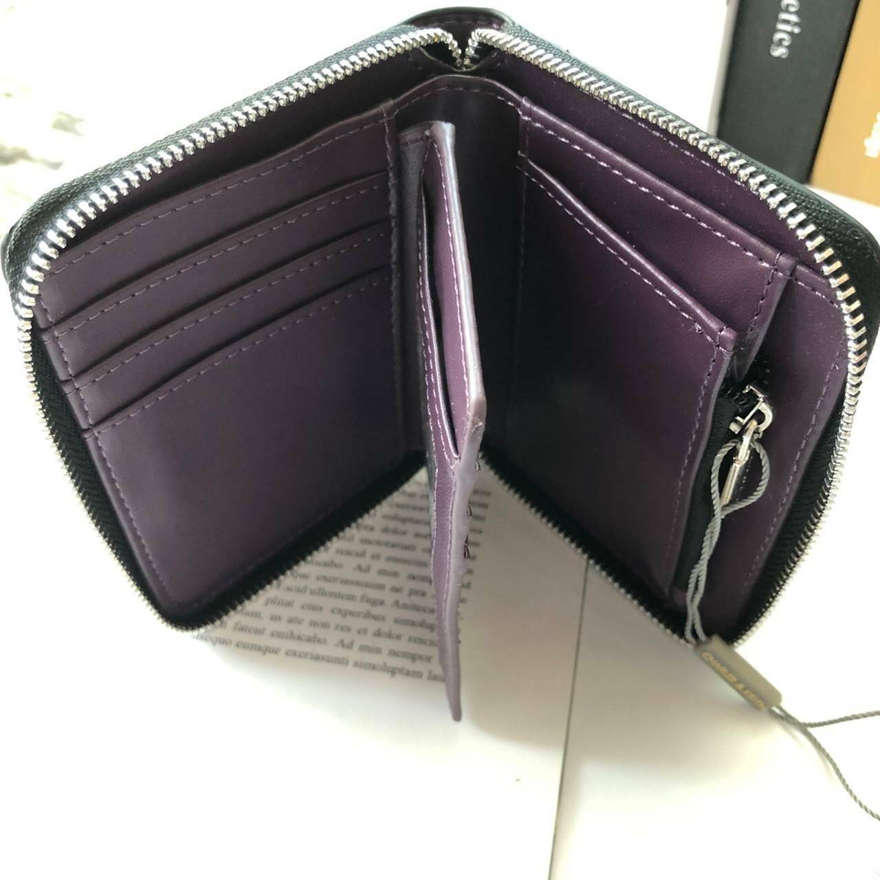 กระเป๋าสตางค์ใบสั้น CHARLES & KEITH เปิด - ปิดกระเป๋าด้วยซิปรอบ ด้านในมีช่องใส่บัตร ช่องใส่ธนบัตร ช่องใส่รูป และช่องซิปค่ะ