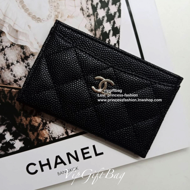 Chanel Cavier Card Holder in Black(GWP) 💳 จากพรีเมี่ยมกิ้ฟแบรนด์หรูอย่าง chanel ดีไซน์สวยเก๋ **หนังคาเวียร์เงาแน่น ประดับ Logo brand อะไหล่เงิน **ขนาดกำลังน่ารัก ใส่บัตรได้ถึง 4 ใบ พกพาสะดวก จะซื้อไว้ใส่บัตรใบหรู หรือซื้อให้เป็นของขวัญ ก็ควรค่าที่