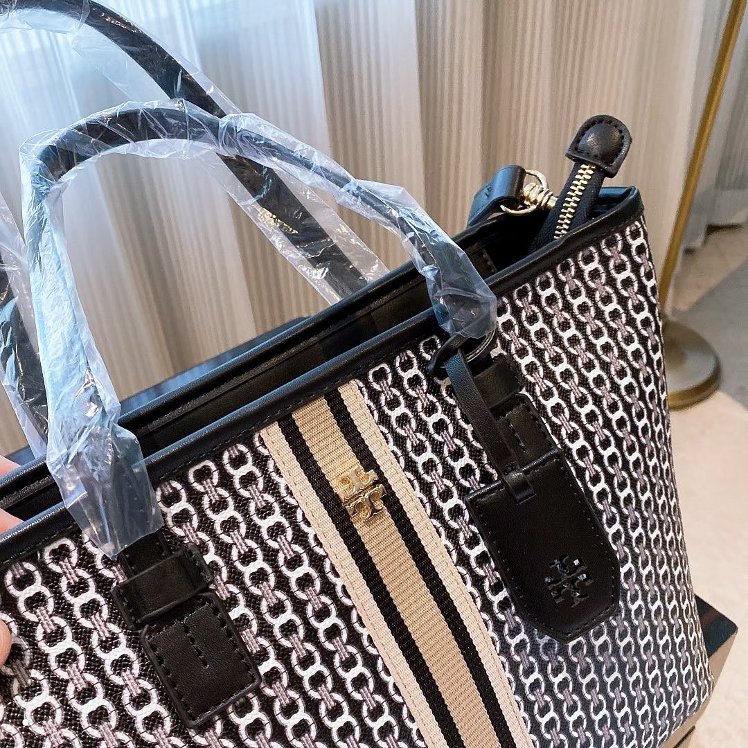 ของแท้ 💯% TORY BURCH TOTE BAG กระเป๋าสะพายไหล่ทรงช้อปปิ้ง ทรงคลาสสิค ฮิตตลอดกาล ทรงสวยขนาดกำลังดี ตัวกระเป๋า วัสดุหนัง Pu ด้านหน้าติดโลโก้แบรนด์ /ประดับด้วยพวงกุญแจหนัง
