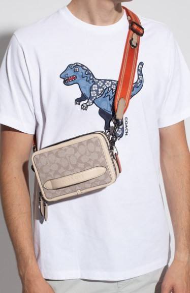 COACH CHARTER CROSS BODY IN SIANATURE JACQUARD((C3780)) 💋พร้อมส่ง สินค้าออกใหม่ ไม่มียังไงไหว!! ✔️กระเป๋าสะพายครอสบอดี้ร์ หรือสามารถสอดมือตรงหนังด้านหน้าถือแบบเก๋ๆได้ด้วยค่าา วัสดุJacquardทอบายแบรนด์อย่างดี ผสมหนังแท้ ได้ลงตัวสวยงาม น่าใช้